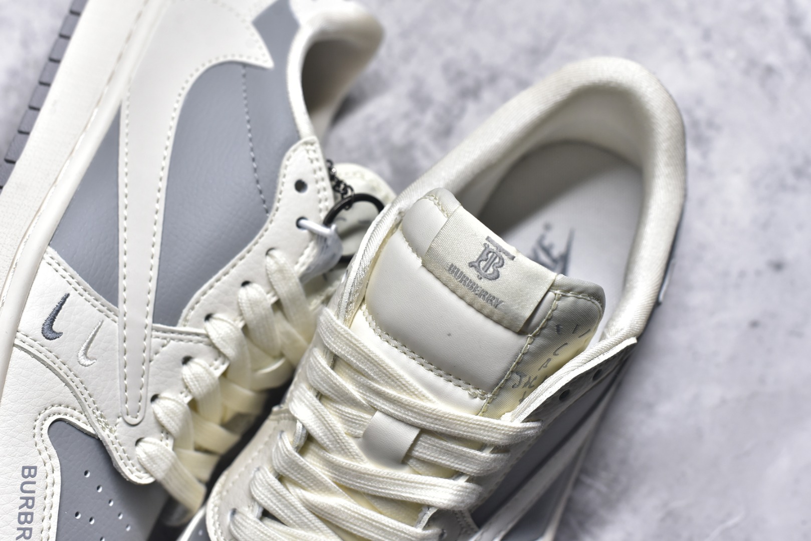 图片[9]-#Travis Scott x Fragment Design x Air Jordan 1 Low OG SP AJ1 乔1 巴宝莉联名-米灰小双勾 低帮文化休闲板鞋 BB6588-315 #多方联名合作融合了Travis Scott 独特的音乐风格，藤原浩个性的设计风格以及Jordan品牌的经典元素 使其成为一双具有独特身份和价值的鞋子 清新而立体的外观加上联名标识更突出了其独特身份 这种配色方案显示出活力和时尚感 在视觉上引人注目 鞋身的质感和细腻的细节处理使其显得高端而格调十足 这款“倒钩”联名是设计与创意完美结合 融合多方的个性风格是一款备受瞩目的潮流鞋款 尺码：36 36.5 37.5 38 38.5 39 40 40.5 41 42 42.5 43 44 44.5 45 9.E5-选品中心