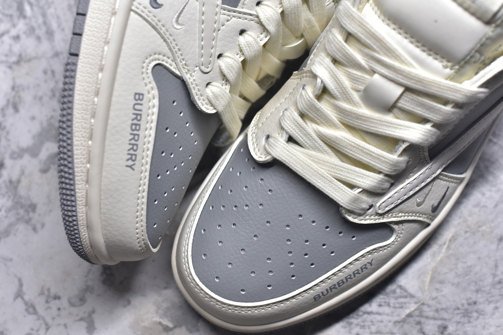 图片[8]-#Travis Scott x Fragment Design x Air Jordan 1 Low OG SP AJ1 乔1 巴宝莉联名-米灰小双勾 低帮文化休闲板鞋 BB6588-315 #多方联名合作融合了Travis Scott 独特的音乐风格，藤原浩个性的设计风格以及Jordan品牌的经典元素 使其成为一双具有独特身份和价值的鞋子 清新而立体的外观加上联名标识更突出了其独特身份 这种配色方案显示出活力和时尚感 在视觉上引人注目 鞋身的质感和细腻的细节处理使其显得高端而格调十足 这款“倒钩”联名是设计与创意完美结合 融合多方的个性风格是一款备受瞩目的潮流鞋款 尺码：36 36.5 37.5 38 38.5 39 40 40.5 41 42 42.5 43 44 44.5 45 9.E5-选品中心