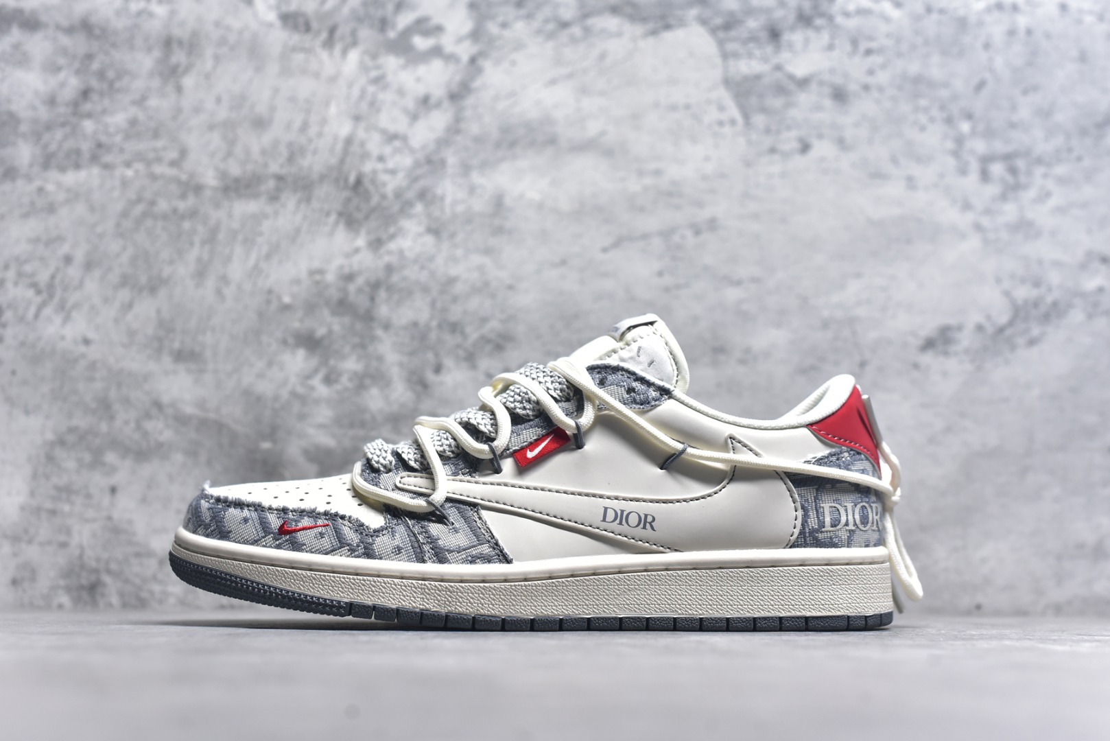 #Travis Scott x Fragment Design x Air Jordan 1 Low OG SP AJ1 乔1 迪奥联名 米灰牛仔布红标 低帮文化休闲板鞋 HT5088-602 #多方联名合作融合了Travis Scott 独特的音乐风格，藤原浩个性的设计风格以及Jordan品牌的经典元素 使其成为一双具有独特身份和价值的鞋子 清新而立体的外观加上联名标识更突出了其独特身份 这种配色方案显示出活力和时尚感 在视觉上引人注目 鞋身的质感和细腻的细节处理使其显得高端而格调十足 这款“倒钩”联名是设计与创意完美结合 融合多方的个性风格是一款备受瞩目的潮流鞋款 尺码：36 36.5 37.5 38 38.5 39 40 40.5 41 42 42.5 43 44 44.5 45 9.E5-选品中心