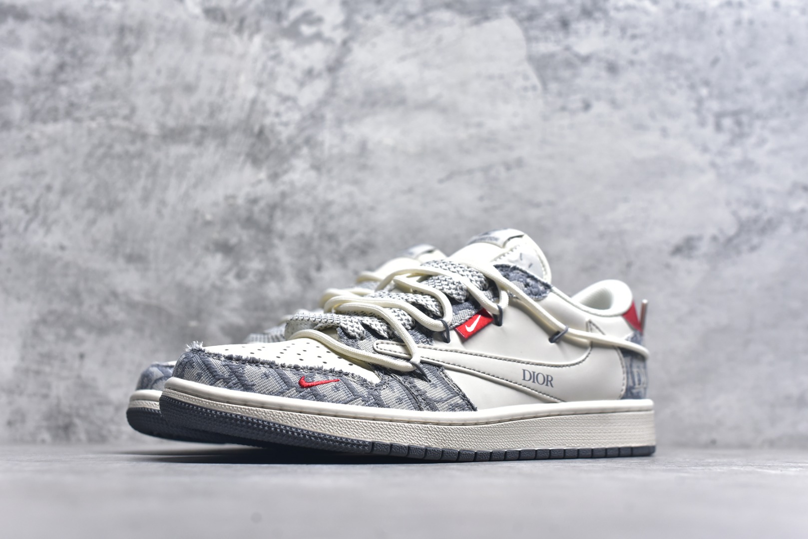 图片[2]-#Travis Scott x Fragment Design x Air Jordan 1 Low OG SP AJ1 乔1 迪奥联名 米灰牛仔布红标 低帮文化休闲板鞋 HT5088-602 #多方联名合作融合了Travis Scott 独特的音乐风格，藤原浩个性的设计风格以及Jordan品牌的经典元素 使其成为一双具有独特身份和价值的鞋子 清新而立体的外观加上联名标识更突出了其独特身份 这种配色方案显示出活力和时尚感 在视觉上引人注目 鞋身的质感和细腻的细节处理使其显得高端而格调十足 这款“倒钩”联名是设计与创意完美结合 融合多方的个性风格是一款备受瞩目的潮流鞋款 尺码：36 36.5 37.5 38 38.5 39 40 40.5 41 42 42.5 43 44 44.5 45 9.E5-选品中心