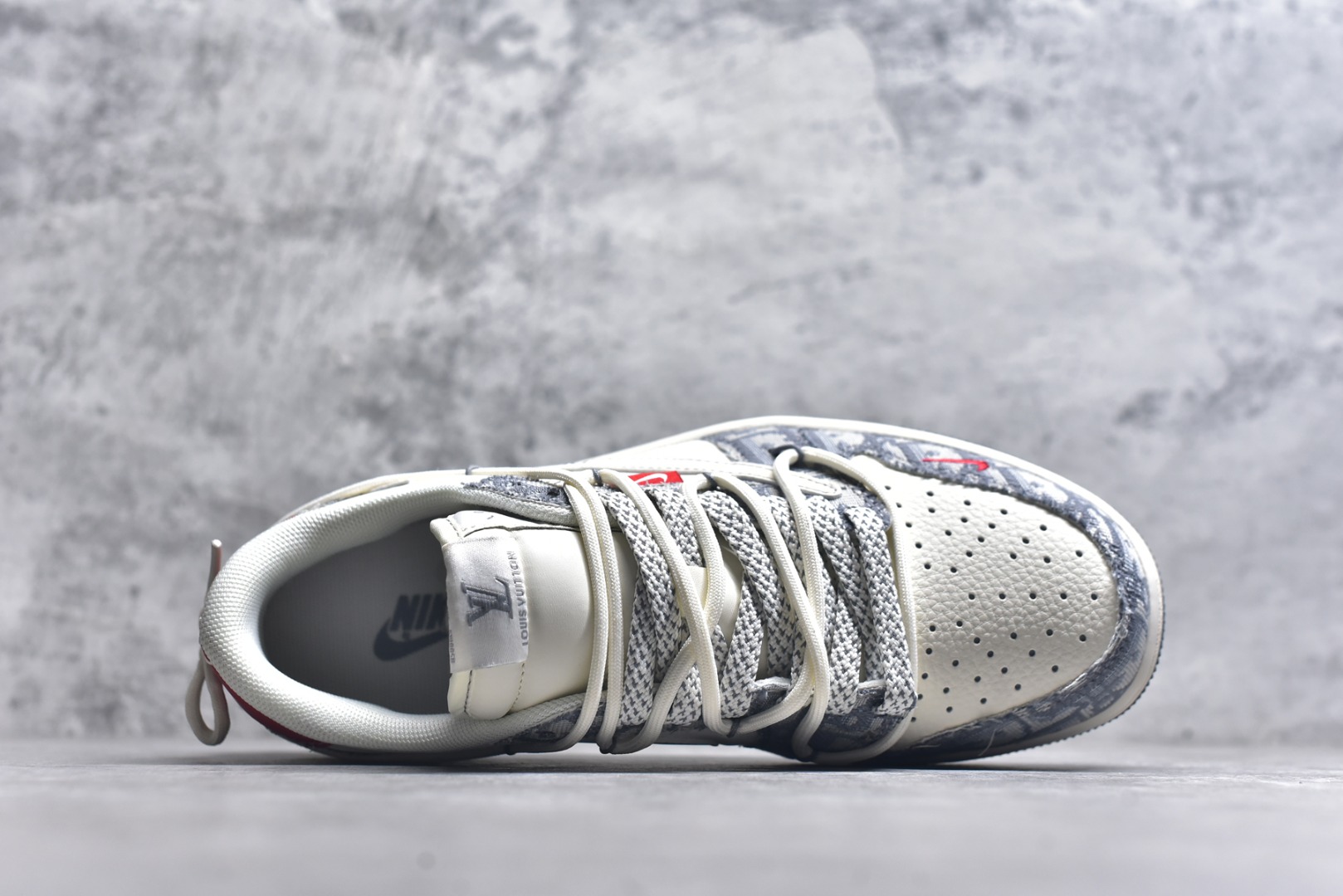 图片[4]-#Travis Scott x Fragment Design x Air Jordan 1 Low OG SP AJ1 乔1 迪奥联名 米灰牛仔布红标 低帮文化休闲板鞋 HT5088-602 #多方联名合作融合了Travis Scott 独特的音乐风格，藤原浩个性的设计风格以及Jordan品牌的经典元素 使其成为一双具有独特身份和价值的鞋子 清新而立体的外观加上联名标识更突出了其独特身份 这种配色方案显示出活力和时尚感 在视觉上引人注目 鞋身的质感和细腻的细节处理使其显得高端而格调十足 这款“倒钩”联名是设计与创意完美结合 融合多方的个性风格是一款备受瞩目的潮流鞋款 尺码：36 36.5 37.5 38 38.5 39 40 40.5 41 42 42.5 43 44 44.5 45 9.E5-选品中心