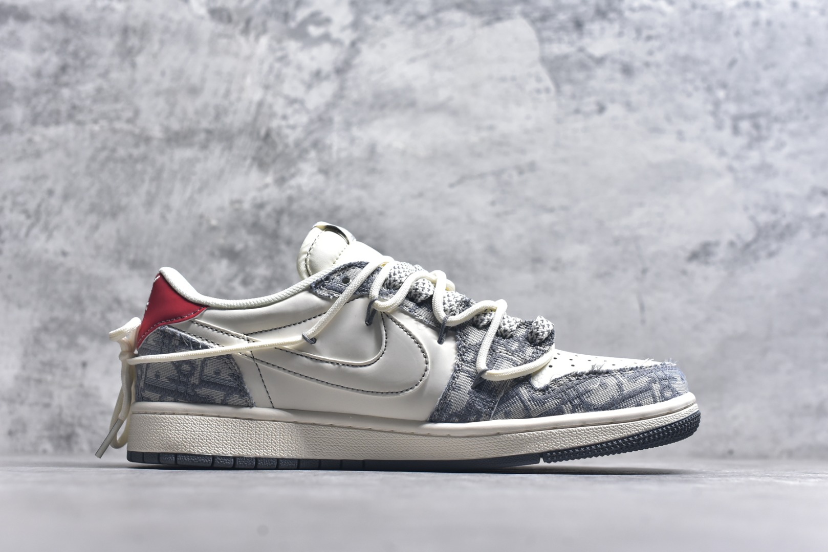 图片[3]-#Travis Scott x Fragment Design x Air Jordan 1 Low OG SP AJ1 乔1 迪奥联名 米灰牛仔布红标 低帮文化休闲板鞋 HT5088-602 #多方联名合作融合了Travis Scott 独特的音乐风格，藤原浩个性的设计风格以及Jordan品牌的经典元素 使其成为一双具有独特身份和价值的鞋子 清新而立体的外观加上联名标识更突出了其独特身份 这种配色方案显示出活力和时尚感 在视觉上引人注目 鞋身的质感和细腻的细节处理使其显得高端而格调十足 这款“倒钩”联名是设计与创意完美结合 融合多方的个性风格是一款备受瞩目的潮流鞋款 尺码：36 36.5 37.5 38 38.5 39 40 40.5 41 42 42.5 43 44 44.5 45 9.E5-选品中心