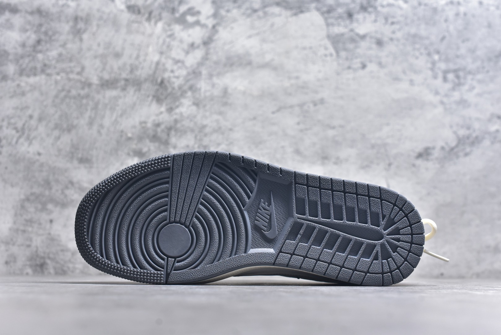 图片[6]-#Travis Scott x Fragment Design x Air Jordan 1 Low OG SP AJ1 乔1 迪奥联名 米灰牛仔布红标 低帮文化休闲板鞋 HT5088-602 #多方联名合作融合了Travis Scott 独特的音乐风格，藤原浩个性的设计风格以及Jordan品牌的经典元素 使其成为一双具有独特身份和价值的鞋子 清新而立体的外观加上联名标识更突出了其独特身份 这种配色方案显示出活力和时尚感 在视觉上引人注目 鞋身的质感和细腻的细节处理使其显得高端而格调十足 这款“倒钩”联名是设计与创意完美结合 融合多方的个性风格是一款备受瞩目的潮流鞋款 尺码：36 36.5 37.5 38 38.5 39 40 40.5 41 42 42.5 43 44 44.5 45 9.E5-选品中心