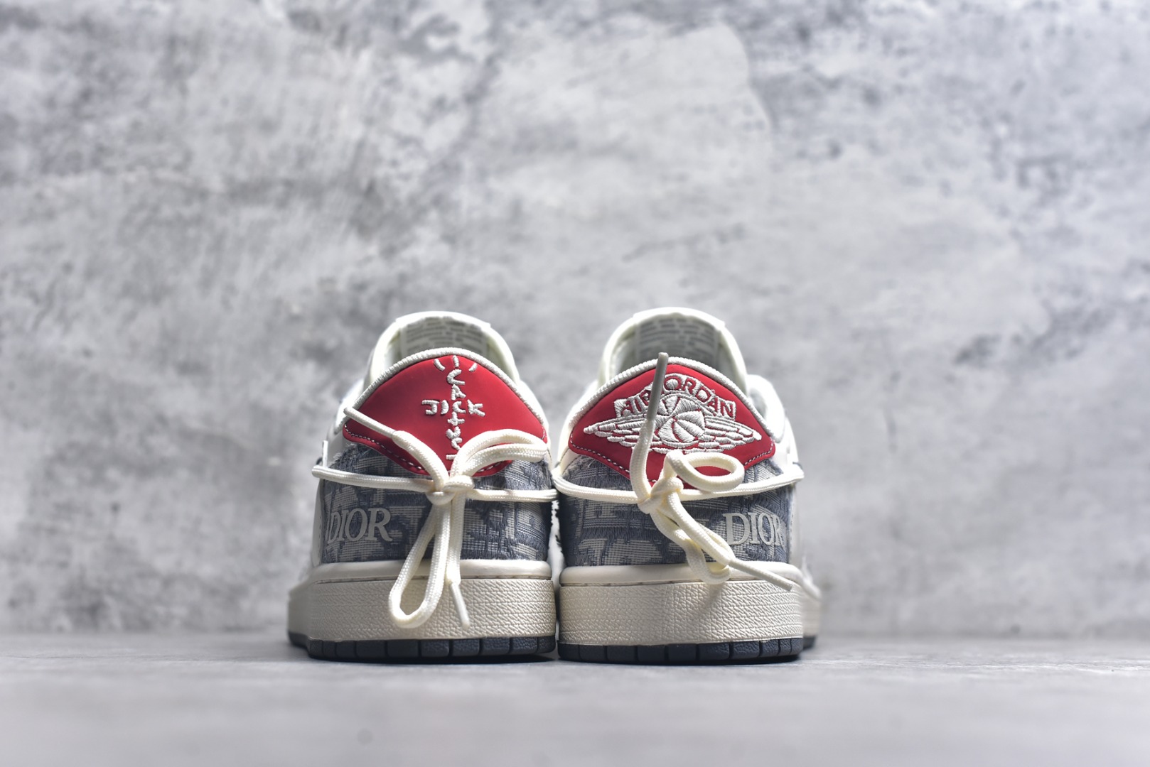 图片[5]-#Travis Scott x Fragment Design x Air Jordan 1 Low OG SP AJ1 乔1 迪奥联名 米灰牛仔布红标 低帮文化休闲板鞋 HT5088-602 #多方联名合作融合了Travis Scott 独特的音乐风格，藤原浩个性的设计风格以及Jordan品牌的经典元素 使其成为一双具有独特身份和价值的鞋子 清新而立体的外观加上联名标识更突出了其独特身份 这种配色方案显示出活力和时尚感 在视觉上引人注目 鞋身的质感和细腻的细节处理使其显得高端而格调十足 这款“倒钩”联名是设计与创意完美结合 融合多方的个性风格是一款备受瞩目的潮流鞋款 尺码：36 36.5 37.5 38 38.5 39 40 40.5 41 42 42.5 43 44 44.5 45 9.E5-选品中心