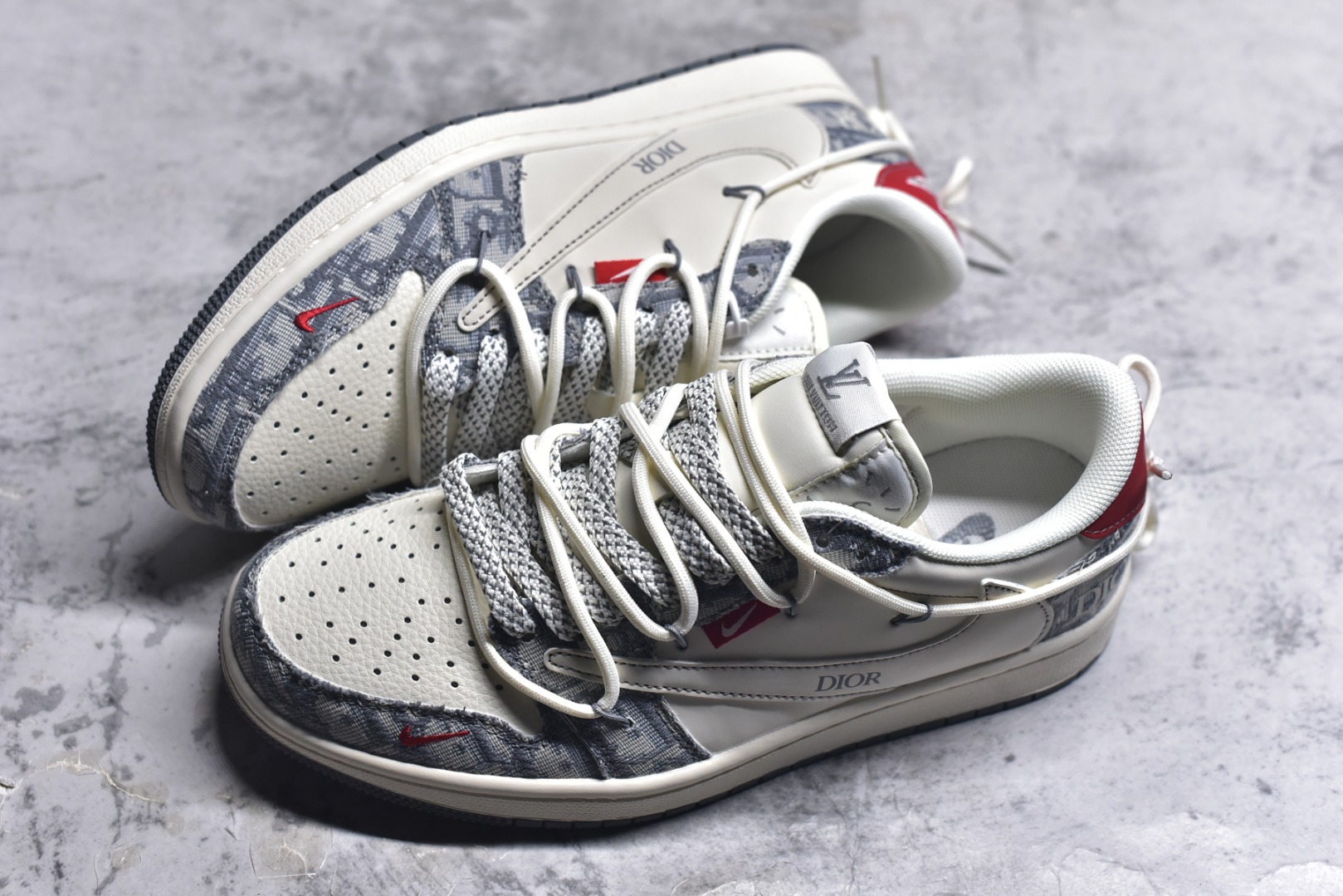 图片[7]-#Travis Scott x Fragment Design x Air Jordan 1 Low OG SP AJ1 乔1 迪奥联名 米灰牛仔布红标 低帮文化休闲板鞋 HT5088-602 #多方联名合作融合了Travis Scott 独特的音乐风格，藤原浩个性的设计风格以及Jordan品牌的经典元素 使其成为一双具有独特身份和价值的鞋子 清新而立体的外观加上联名标识更突出了其独特身份 这种配色方案显示出活力和时尚感 在视觉上引人注目 鞋身的质感和细腻的细节处理使其显得高端而格调十足 这款“倒钩”联名是设计与创意完美结合 融合多方的个性风格是一款备受瞩目的潮流鞋款 尺码：36 36.5 37.5 38 38.5 39 40 40.5 41 42 42.5 43 44 44.5 45 9.E5-选品中心