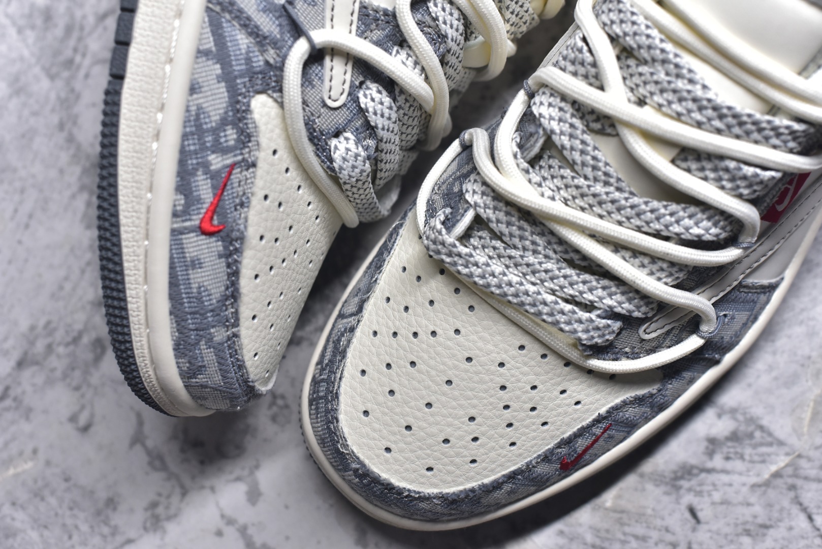 图片[8]-#Travis Scott x Fragment Design x Air Jordan 1 Low OG SP AJ1 乔1 迪奥联名 米灰牛仔布红标 低帮文化休闲板鞋 HT5088-602 #多方联名合作融合了Travis Scott 独特的音乐风格，藤原浩个性的设计风格以及Jordan品牌的经典元素 使其成为一双具有独特身份和价值的鞋子 清新而立体的外观加上联名标识更突出了其独特身份 这种配色方案显示出活力和时尚感 在视觉上引人注目 鞋身的质感和细腻的细节处理使其显得高端而格调十足 这款“倒钩”联名是设计与创意完美结合 融合多方的个性风格是一款备受瞩目的潮流鞋款 尺码：36 36.5 37.5 38 38.5 39 40 40.5 41 42 42.5 43 44 44.5 45 9.E5-选品中心