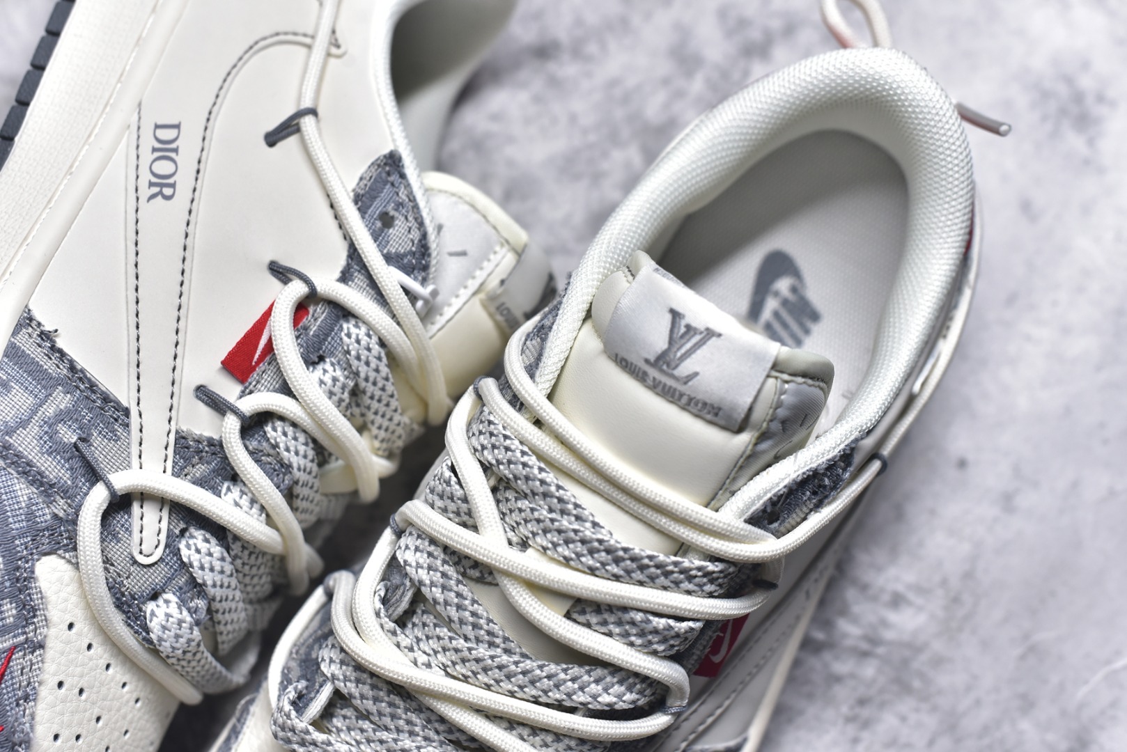 图片[9]-#Travis Scott x Fragment Design x Air Jordan 1 Low OG SP AJ1 乔1 迪奥联名 米灰牛仔布红标 低帮文化休闲板鞋 HT5088-602 #多方联名合作融合了Travis Scott 独特的音乐风格，藤原浩个性的设计风格以及Jordan品牌的经典元素 使其成为一双具有独特身份和价值的鞋子 清新而立体的外观加上联名标识更突出了其独特身份 这种配色方案显示出活力和时尚感 在视觉上引人注目 鞋身的质感和细腻的细节处理使其显得高端而格调十足 这款“倒钩”联名是设计与创意完美结合 融合多方的个性风格是一款备受瞩目的潮流鞋款 尺码：36 36.5 37.5 38 38.5 39 40 40.5 41 42 42.5 43 44 44.5 45 9.E5-选品中心