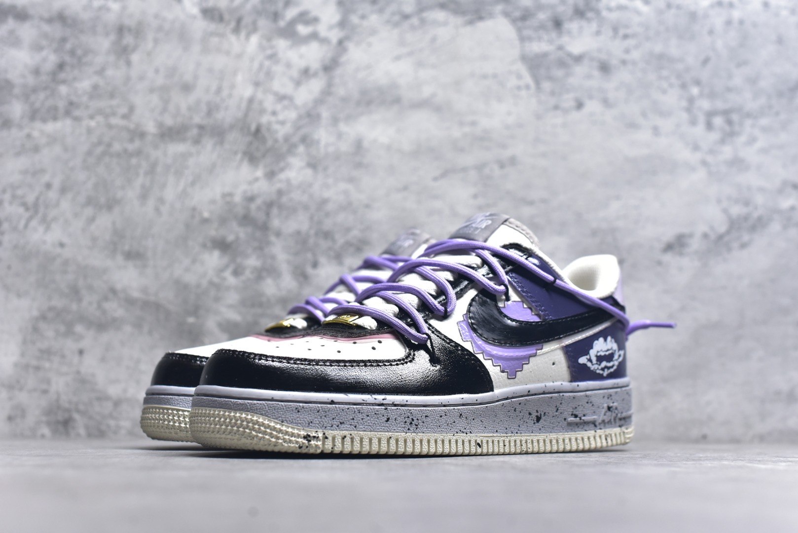 图片[2]-#Nike Air Force 1\’07 Low \”Pixel Cloud Tracking\” 手绘涂鸦 像素云踪 空军一号低帮休闲运动板鞋 CJ0304-106 #配色设计灵感巧妙融合了复古与梦幻元素。鞋身之上，像素风格的图案犹如时光的密码，带着我们穿梭回那个充满趣味与探索精神的像素游戏时代，柔和的紫色、沉稳的黑色以及纯净的白色相互交织，营造出一种既和谐又富有层次感的视觉效果 尺码：36 36.5 37.5 38 38.5 39 40 40.5 41 9.D4-选品中心