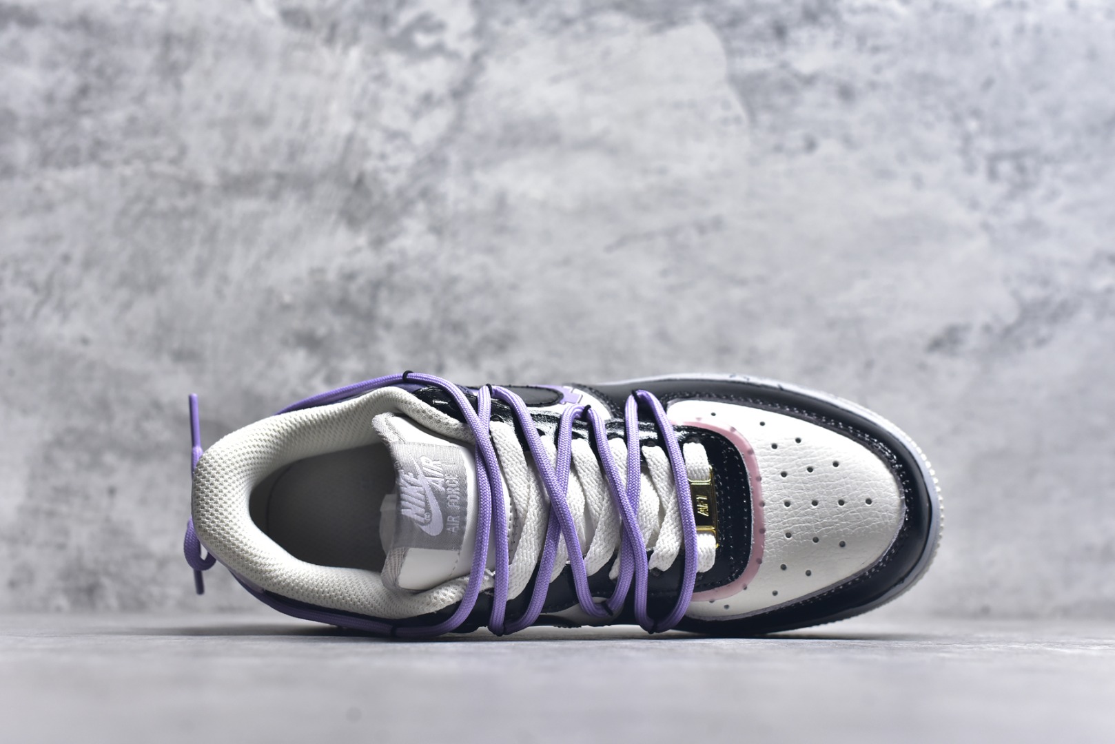 图片[4]-#Nike Air Force 1\’07 Low \”Pixel Cloud Tracking\” 手绘涂鸦 像素云踪 空军一号低帮休闲运动板鞋 CJ0304-106 #配色设计灵感巧妙融合了复古与梦幻元素。鞋身之上，像素风格的图案犹如时光的密码，带着我们穿梭回那个充满趣味与探索精神的像素游戏时代，柔和的紫色、沉稳的黑色以及纯净的白色相互交织，营造出一种既和谐又富有层次感的视觉效果 尺码：36 36.5 37.5 38 38.5 39 40 40.5 41 9.D4-选品中心