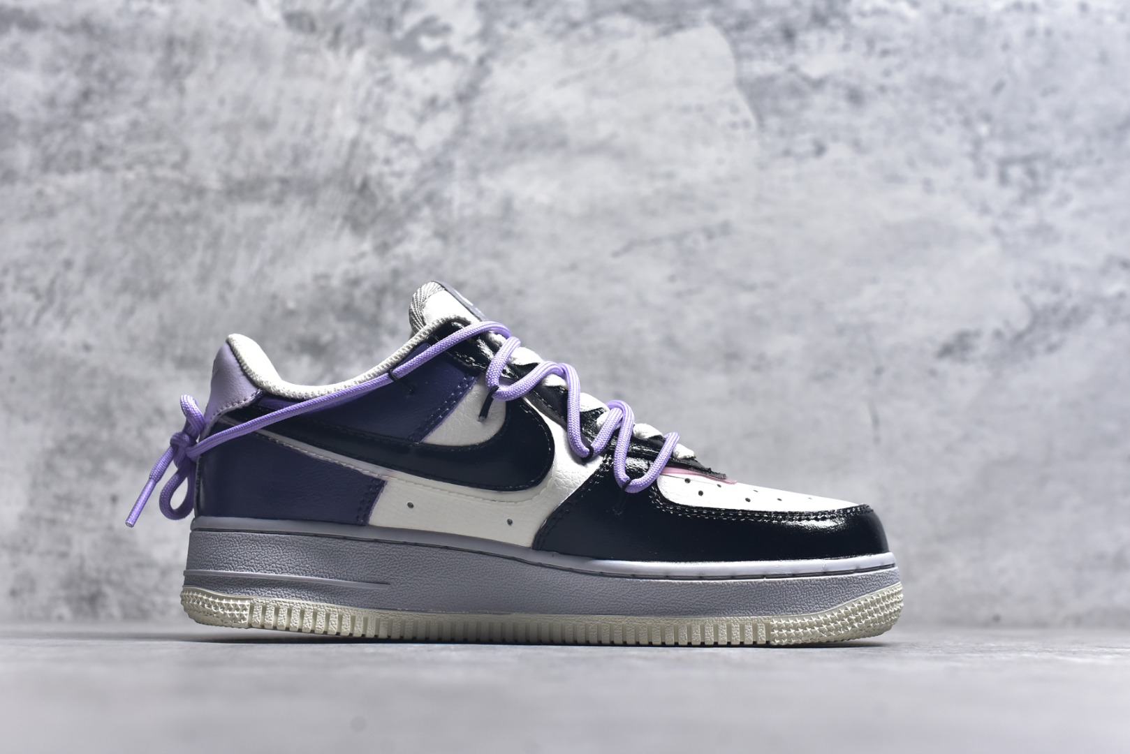 图片[3]-#Nike Air Force 1\’07 Low \”Pixel Cloud Tracking\” 手绘涂鸦 像素云踪 空军一号低帮休闲运动板鞋 CJ0304-106 #配色设计灵感巧妙融合了复古与梦幻元素。鞋身之上，像素风格的图案犹如时光的密码，带着我们穿梭回那个充满趣味与探索精神的像素游戏时代，柔和的紫色、沉稳的黑色以及纯净的白色相互交织，营造出一种既和谐又富有层次感的视觉效果 尺码：36 36.5 37.5 38 38.5 39 40 40.5 41 9.D4-选品中心