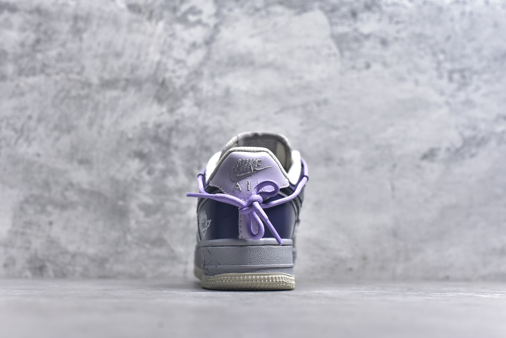 图片[5]-#Nike Air Force 1\’07 Low \”Pixel Cloud Tracking\” 手绘涂鸦 像素云踪 空军一号低帮休闲运动板鞋 CJ0304-106 #配色设计灵感巧妙融合了复古与梦幻元素。鞋身之上，像素风格的图案犹如时光的密码，带着我们穿梭回那个充满趣味与探索精神的像素游戏时代，柔和的紫色、沉稳的黑色以及纯净的白色相互交织，营造出一种既和谐又富有层次感的视觉效果 尺码：36 36.5 37.5 38 38.5 39 40 40.5 41 9.D4-选品中心