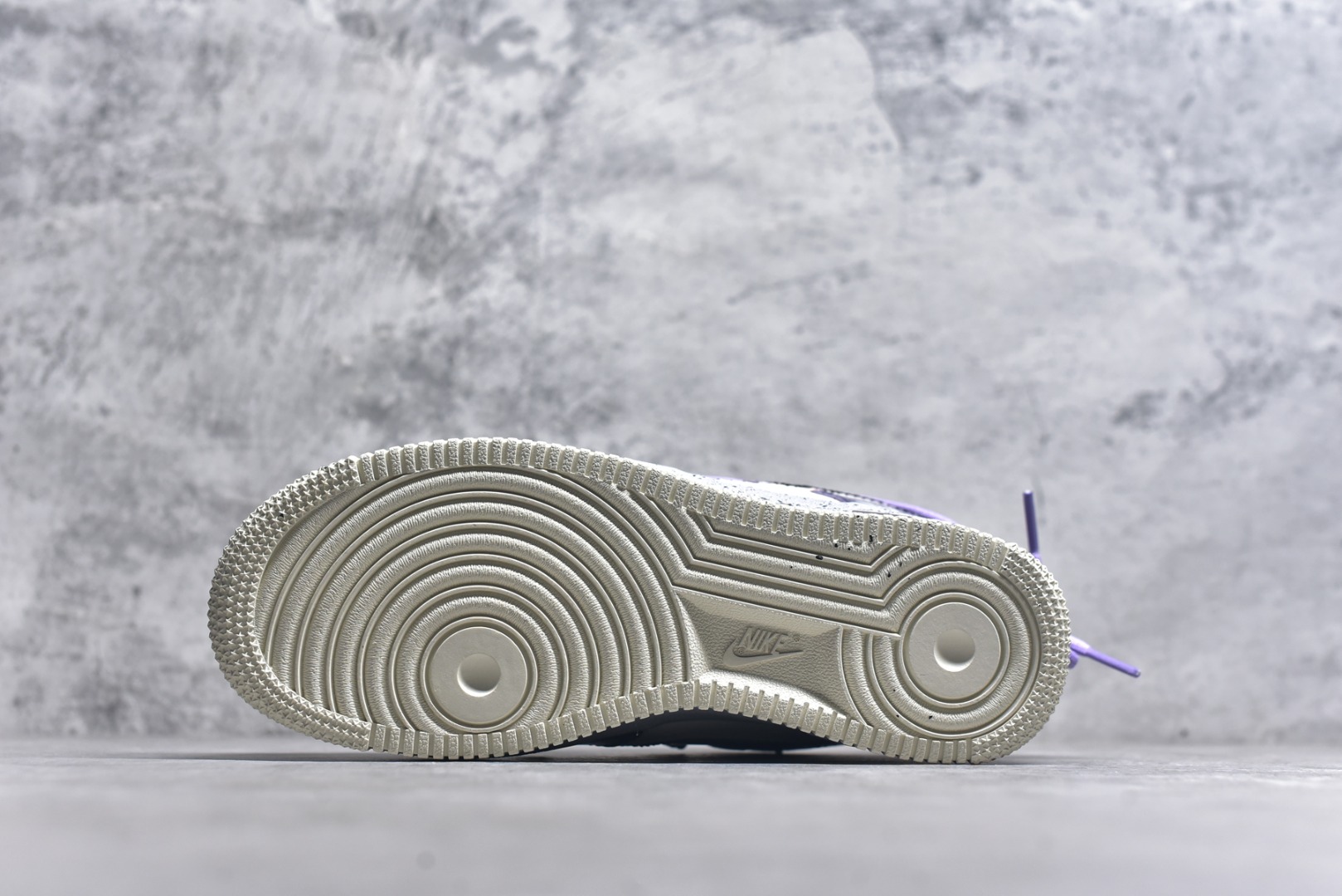 图片[6]-#Nike Air Force 1\’07 Low \”Pixel Cloud Tracking\” 手绘涂鸦 像素云踪 空军一号低帮休闲运动板鞋 CJ0304-106 #配色设计灵感巧妙融合了复古与梦幻元素。鞋身之上，像素风格的图案犹如时光的密码，带着我们穿梭回那个充满趣味与探索精神的像素游戏时代，柔和的紫色、沉稳的黑色以及纯净的白色相互交织，营造出一种既和谐又富有层次感的视觉效果 尺码：36 36.5 37.5 38 38.5 39 40 40.5 41 9.D4-选品中心