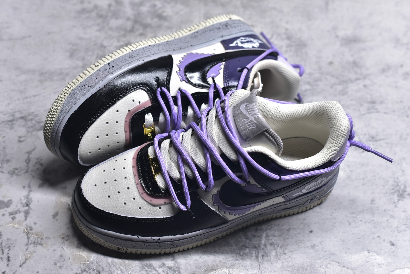 图片[7]-#Nike Air Force 1\’07 Low \”Pixel Cloud Tracking\” 手绘涂鸦 像素云踪 空军一号低帮休闲运动板鞋 CJ0304-106 #配色设计灵感巧妙融合了复古与梦幻元素。鞋身之上，像素风格的图案犹如时光的密码，带着我们穿梭回那个充满趣味与探索精神的像素游戏时代，柔和的紫色、沉稳的黑色以及纯净的白色相互交织，营造出一种既和谐又富有层次感的视觉效果 尺码：36 36.5 37.5 38 38.5 39 40 40.5 41 9.D4-选品中心
