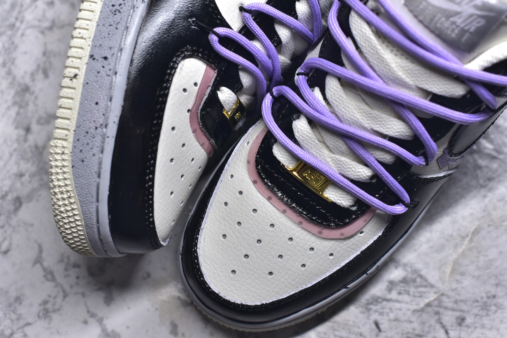 图片[8]-#Nike Air Force 1\’07 Low \”Pixel Cloud Tracking\” 手绘涂鸦 像素云踪 空军一号低帮休闲运动板鞋 CJ0304-106 #配色设计灵感巧妙融合了复古与梦幻元素。鞋身之上，像素风格的图案犹如时光的密码，带着我们穿梭回那个充满趣味与探索精神的像素游戏时代，柔和的紫色、沉稳的黑色以及纯净的白色相互交织，营造出一种既和谐又富有层次感的视觉效果 尺码：36 36.5 37.5 38 38.5 39 40 40.5 41 9.D4-选品中心