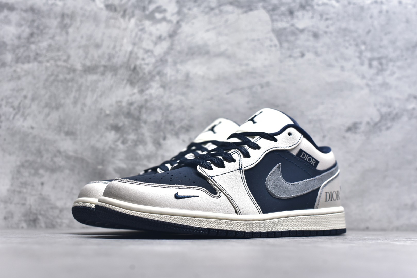 图片[2]-#海外爆款限量发售！Nike Jordan Air Jordan 1“迪奥联名——深蓝拼接灰勾” 高端定制 低帮 复古 减震 防滑 耐磨 篮球鞋 定制鞋盒 大厂纯原品质出货 超高清洁度 皮料切割干净无任何毛边 细节完美 货号：QR2025-001 尺码：36 36.5 37.5 38 38.5 39 40 40.5 41 42 42.5 43 44 44.5 45-选品中心