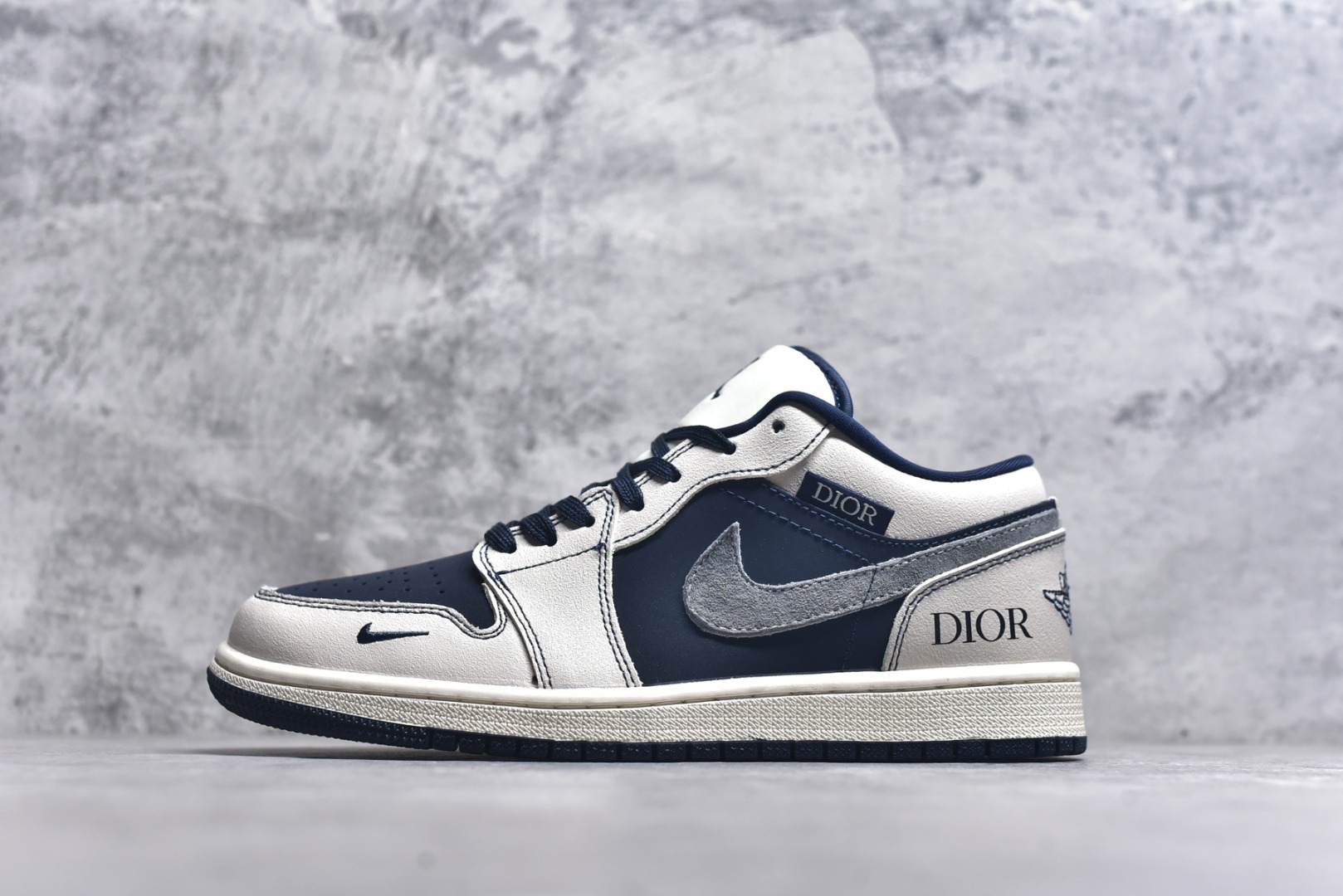 #海外爆款限量发售！Nike Jordan Air Jordan 1“迪奥联名——深蓝拼接灰勾” 高端定制 低帮 复古 减震 防滑 耐磨 篮球鞋 定制鞋盒 大厂纯原品质出货 超高清洁度 皮料切割干净无任何毛边 细节完美 货号：QR2025-001 尺码：36 36.5 37.5 38 38.5 39 40 40.5 41 42 42.5 43 44 44.5 45-选品中心