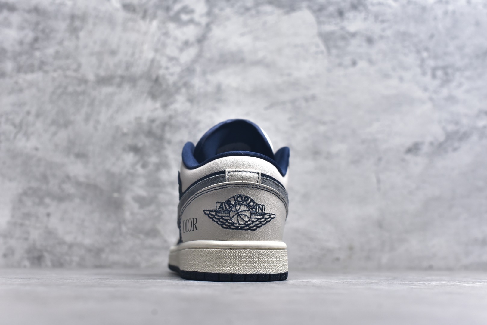 图片[5]-#海外爆款限量发售！Nike Jordan Air Jordan 1“迪奥联名——深蓝拼接灰勾” 高端定制 低帮 复古 减震 防滑 耐磨 篮球鞋 定制鞋盒 大厂纯原品质出货 超高清洁度 皮料切割干净无任何毛边 细节完美 货号：QR2025-001 尺码：36 36.5 37.5 38 38.5 39 40 40.5 41 42 42.5 43 44 44.5 45-选品中心