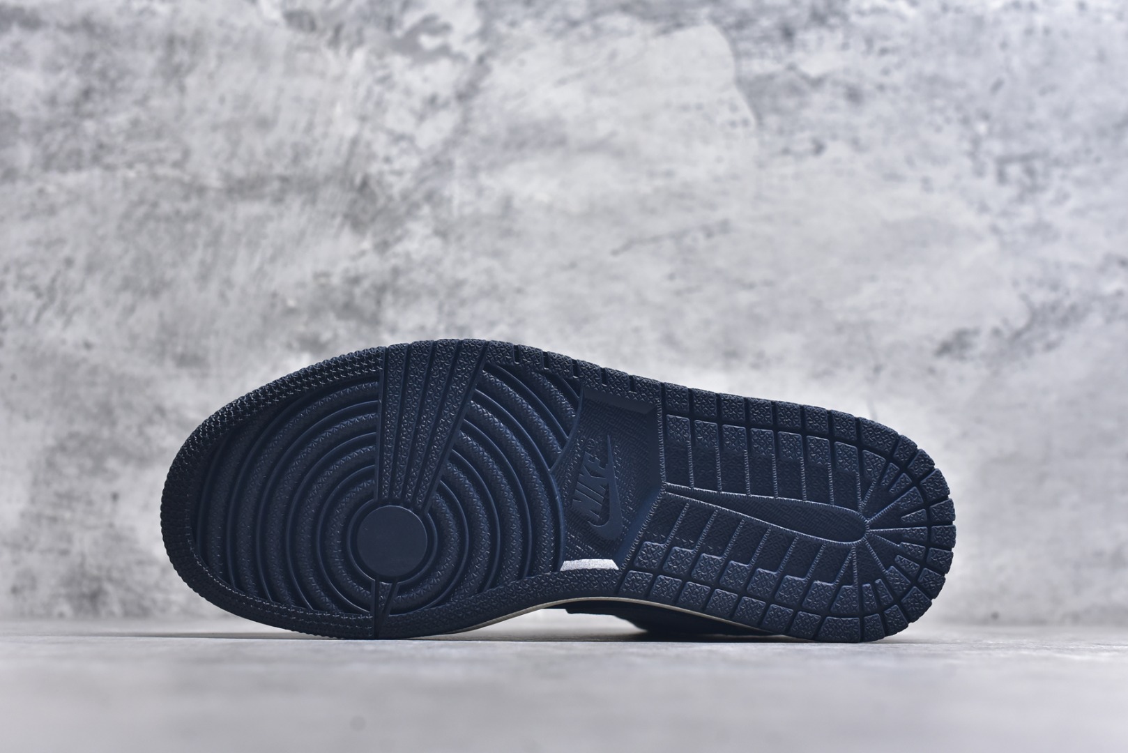 图片[6]-#海外爆款限量发售！Nike Jordan Air Jordan 1“迪奥联名——深蓝拼接灰勾” 高端定制 低帮 复古 减震 防滑 耐磨 篮球鞋 定制鞋盒 大厂纯原品质出货 超高清洁度 皮料切割干净无任何毛边 细节完美 货号：QR2025-001 尺码：36 36.5 37.5 38 38.5 39 40 40.5 41 42 42.5 43 44 44.5 45-选品中心