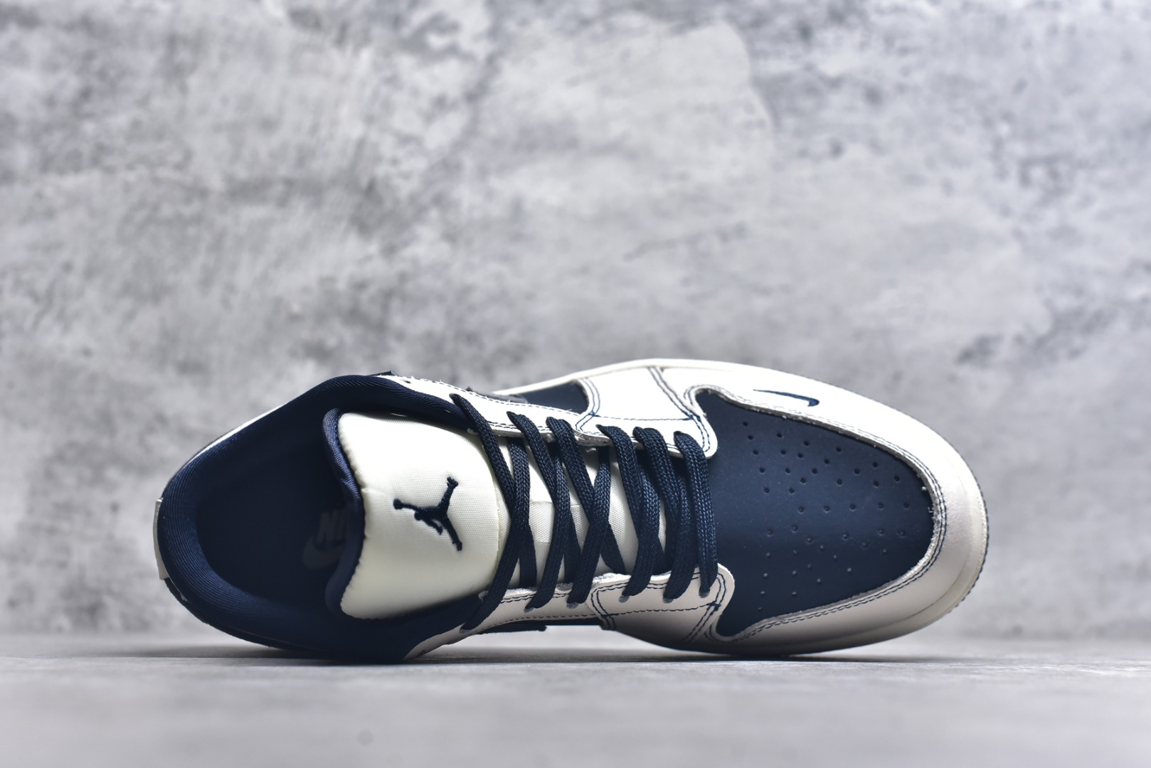 图片[4]-#海外爆款限量发售！Nike Jordan Air Jordan 1“迪奥联名——深蓝拼接灰勾” 高端定制 低帮 复古 减震 防滑 耐磨 篮球鞋 定制鞋盒 大厂纯原品质出货 超高清洁度 皮料切割干净无任何毛边 细节完美 货号：QR2025-001 尺码：36 36.5 37.5 38 38.5 39 40 40.5 41 42 42.5 43 44 44.5 45-选品中心