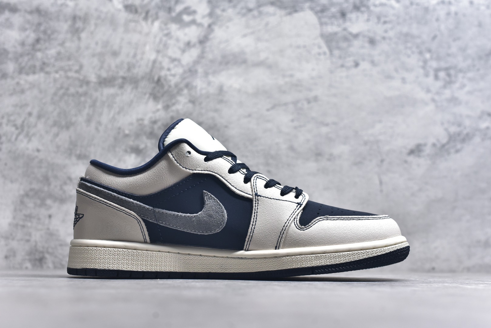 图片[3]-#海外爆款限量发售！Nike Jordan Air Jordan 1“迪奥联名——深蓝拼接灰勾” 高端定制 低帮 复古 减震 防滑 耐磨 篮球鞋 定制鞋盒 大厂纯原品质出货 超高清洁度 皮料切割干净无任何毛边 细节完美 货号：QR2025-001 尺码：36 36.5 37.5 38 38.5 39 40 40.5 41 42 42.5 43 44 44.5 45-选品中心