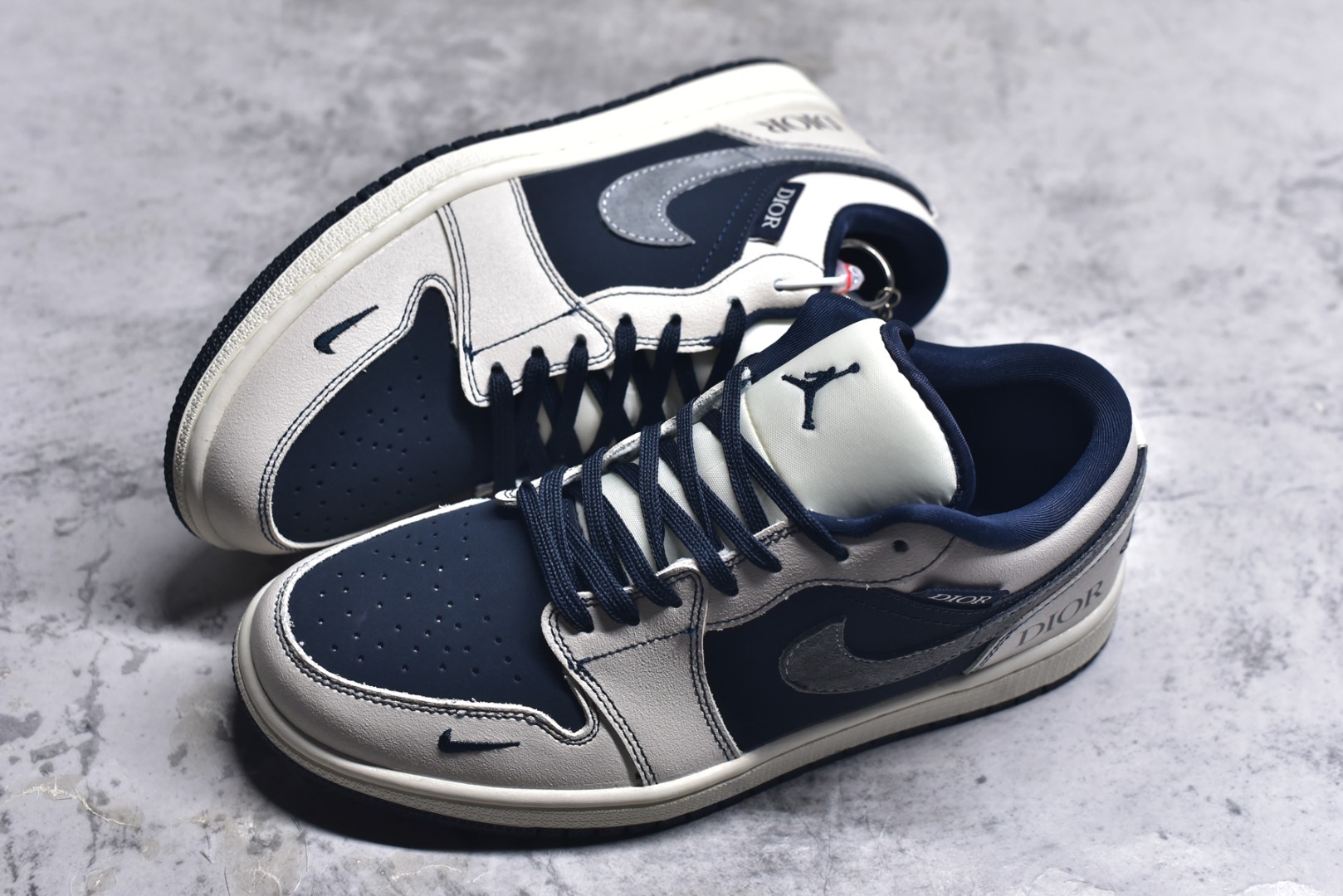 图片[7]-#海外爆款限量发售！Nike Jordan Air Jordan 1“迪奥联名——深蓝拼接灰勾” 高端定制 低帮 复古 减震 防滑 耐磨 篮球鞋 定制鞋盒 大厂纯原品质出货 超高清洁度 皮料切割干净无任何毛边 细节完美 货号：QR2025-001 尺码：36 36.5 37.5 38 38.5 39 40 40.5 41 42 42.5 43 44 44.5 45-选品中心
