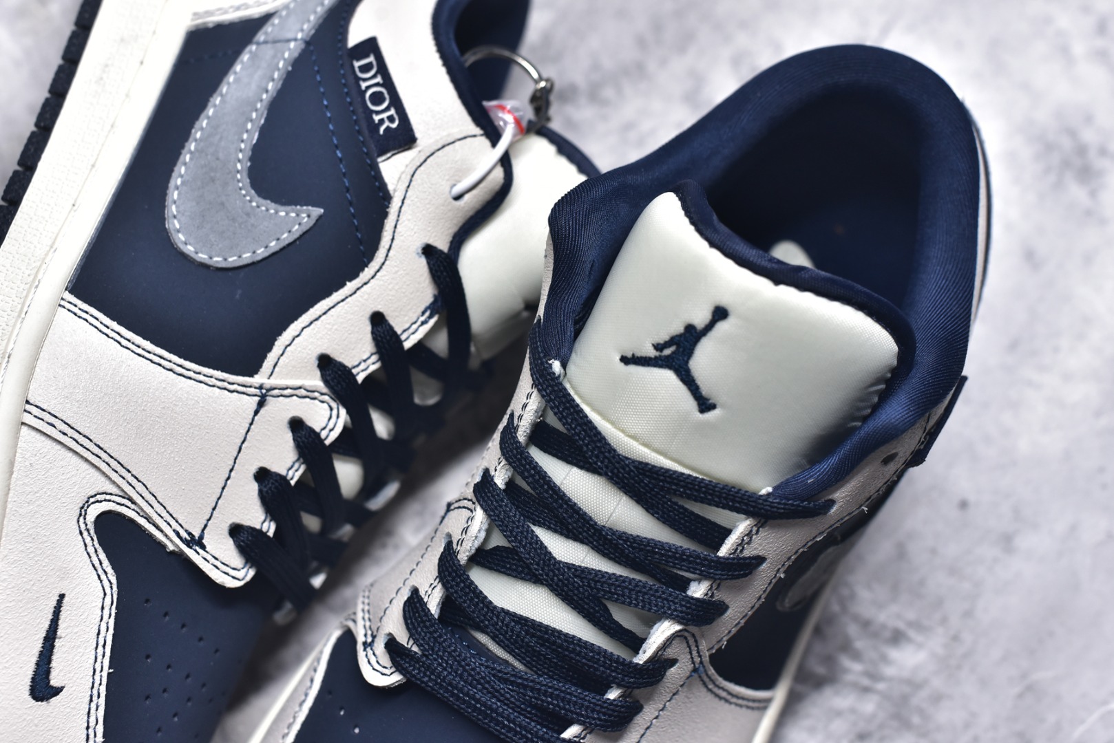 图片[9]-#海外爆款限量发售！Nike Jordan Air Jordan 1“迪奥联名——深蓝拼接灰勾” 高端定制 低帮 复古 减震 防滑 耐磨 篮球鞋 定制鞋盒 大厂纯原品质出货 超高清洁度 皮料切割干净无任何毛边 细节完美 货号：QR2025-001 尺码：36 36.5 37.5 38 38.5 39 40 40.5 41 42 42.5 43 44 44.5 45-选品中心