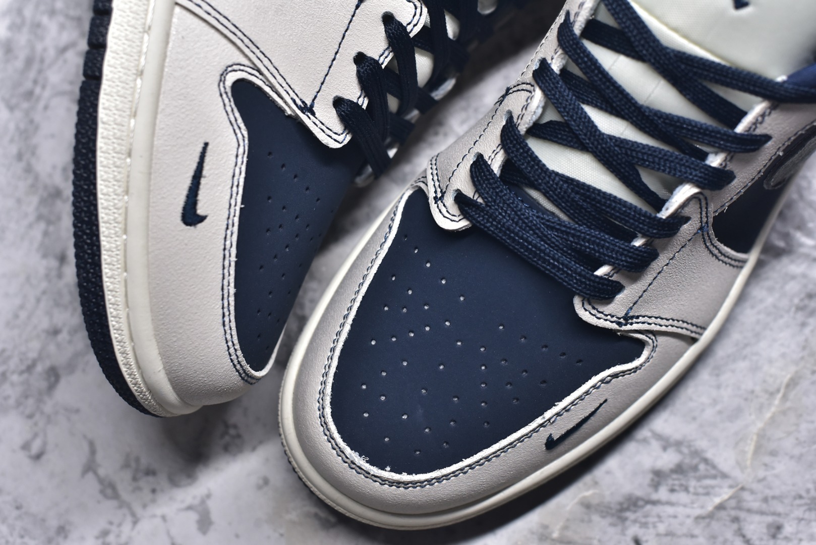 图片[8]-#海外爆款限量发售！Nike Jordan Air Jordan 1“迪奥联名——深蓝拼接灰勾” 高端定制 低帮 复古 减震 防滑 耐磨 篮球鞋 定制鞋盒 大厂纯原品质出货 超高清洁度 皮料切割干净无任何毛边 细节完美 货号：QR2025-001 尺码：36 36.5 37.5 38 38.5 39 40 40.5 41 42 42.5 43 44 44.5 45-选品中心