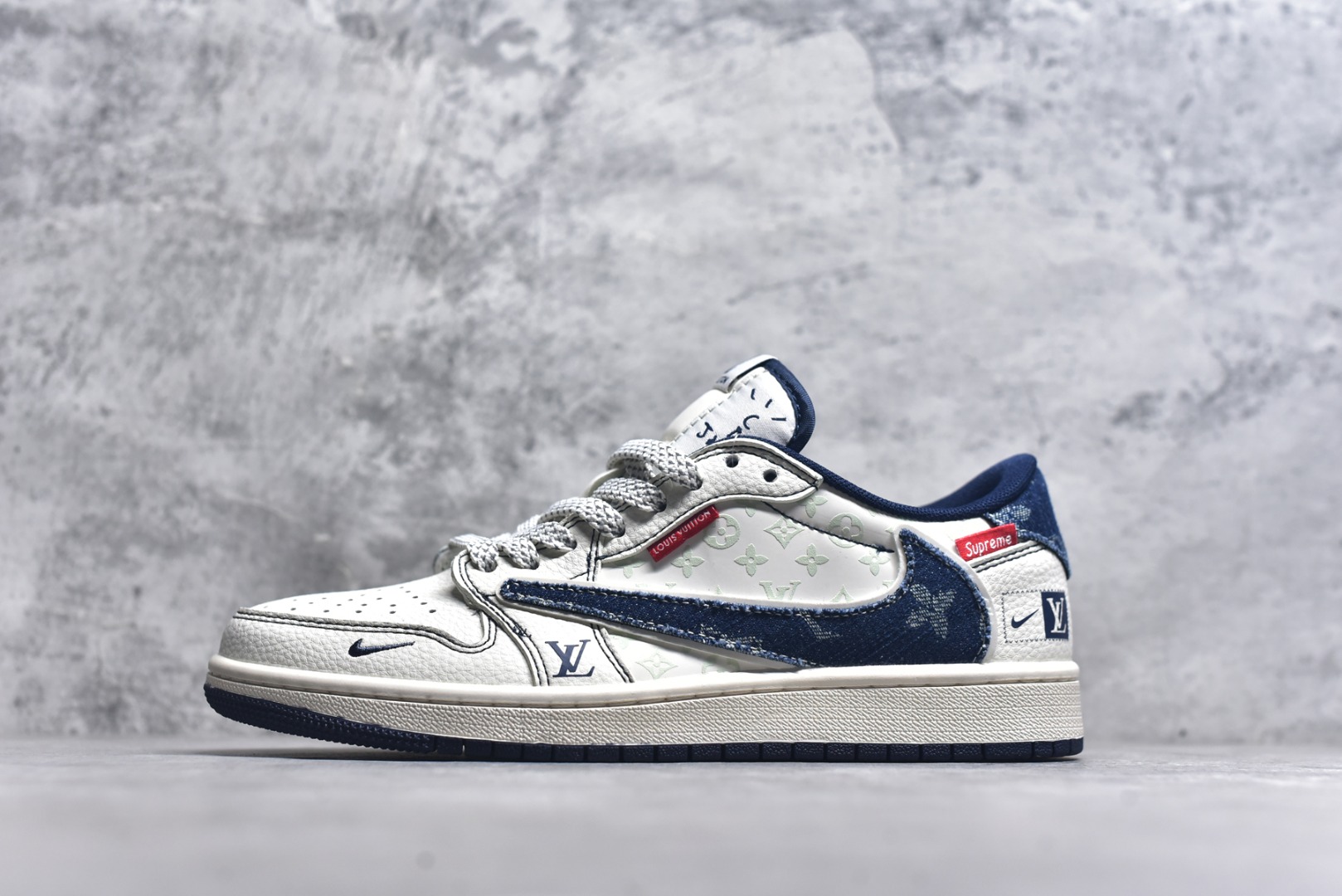 #Travis Scott x Fragment Design x Air Jordan 1 Low OG SP AJ1 乔1 LV联名 蓝牛仔织标 低帮文化休闲板鞋 CX5050-Y16 #多方联名合作融合了Travis Scott 独特的音乐风格，藤原浩个性的设计风格以及Jordan品牌的经典元素 使其成为一双具有独特身份和价值的鞋子 清新而立体的外观加上联名标识更突出了其独特身份 这种配色方案显示出活力和时尚感 在视觉上引人注目 鞋身的质感和细腻的细节处理使其显得高端而格调十足 这款“倒钩”联名是设计与创意完美结合 融合多方的个性风格是一款备受瞩目的潮流鞋款 尺码：36 36.5 37.5 38 38.5 39 40 40.5 41 42 42.5 43 44 44.5 45 9.E5-选品中心