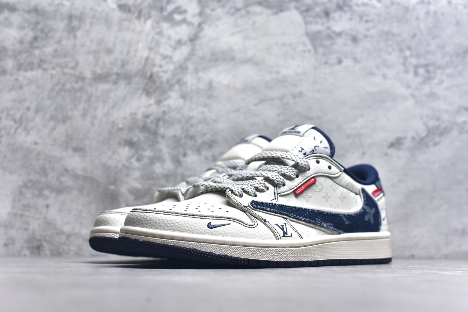 图片[2]-#Travis Scott x Fragment Design x Air Jordan 1 Low OG SP AJ1 乔1 LV联名 蓝牛仔织标 低帮文化休闲板鞋 CX5050-Y16 #多方联名合作融合了Travis Scott 独特的音乐风格，藤原浩个性的设计风格以及Jordan品牌的经典元素 使其成为一双具有独特身份和价值的鞋子 清新而立体的外观加上联名标识更突出了其独特身份 这种配色方案显示出活力和时尚感 在视觉上引人注目 鞋身的质感和细腻的细节处理使其显得高端而格调十足 这款“倒钩”联名是设计与创意完美结合 融合多方的个性风格是一款备受瞩目的潮流鞋款 尺码：36 36.5 37.5 38 38.5 39 40 40.5 41 42 42.5 43 44 44.5 45 9.E5-选品中心