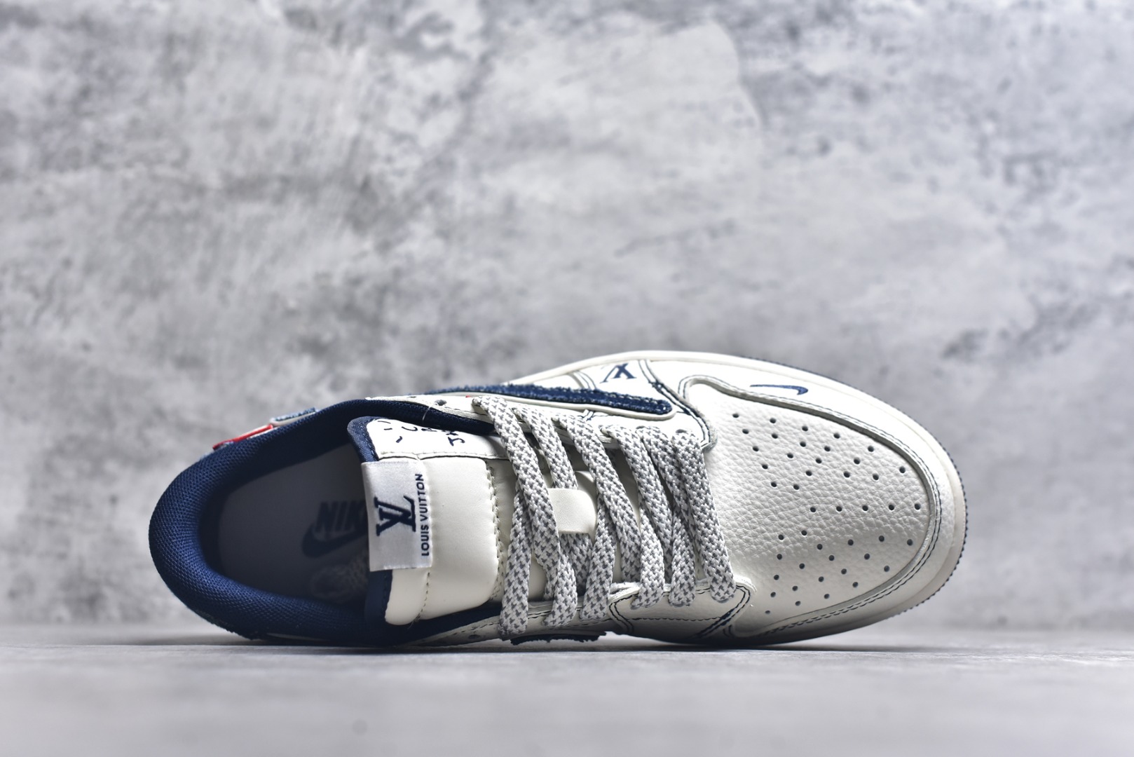 图片[4]-#Travis Scott x Fragment Design x Air Jordan 1 Low OG SP AJ1 乔1 LV联名 蓝牛仔织标 低帮文化休闲板鞋 CX5050-Y16 #多方联名合作融合了Travis Scott 独特的音乐风格，藤原浩个性的设计风格以及Jordan品牌的经典元素 使其成为一双具有独特身份和价值的鞋子 清新而立体的外观加上联名标识更突出了其独特身份 这种配色方案显示出活力和时尚感 在视觉上引人注目 鞋身的质感和细腻的细节处理使其显得高端而格调十足 这款“倒钩”联名是设计与创意完美结合 融合多方的个性风格是一款备受瞩目的潮流鞋款 尺码：36 36.5 37.5 38 38.5 39 40 40.5 41 42 42.5 43 44 44.5 45 9.E5-选品中心