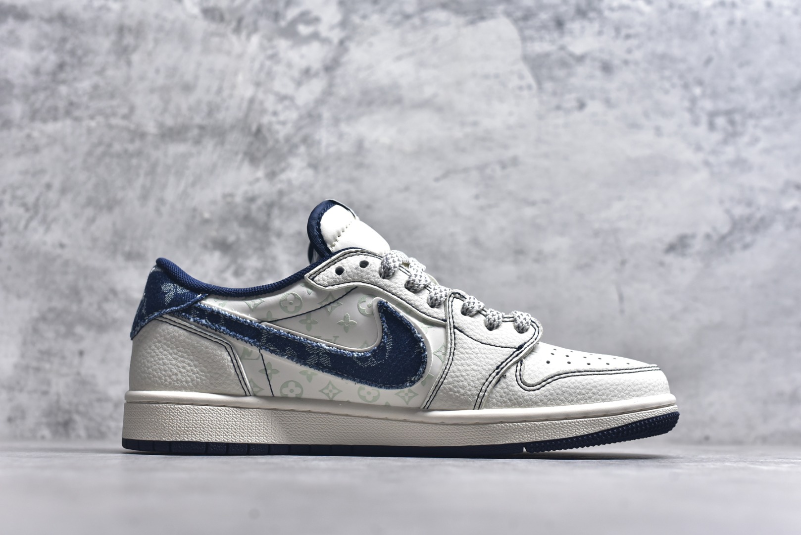图片[3]-#Travis Scott x Fragment Design x Air Jordan 1 Low OG SP AJ1 乔1 LV联名 蓝牛仔织标 低帮文化休闲板鞋 CX5050-Y16 #多方联名合作融合了Travis Scott 独特的音乐风格，藤原浩个性的设计风格以及Jordan品牌的经典元素 使其成为一双具有独特身份和价值的鞋子 清新而立体的外观加上联名标识更突出了其独特身份 这种配色方案显示出活力和时尚感 在视觉上引人注目 鞋身的质感和细腻的细节处理使其显得高端而格调十足 这款“倒钩”联名是设计与创意完美结合 融合多方的个性风格是一款备受瞩目的潮流鞋款 尺码：36 36.5 37.5 38 38.5 39 40 40.5 41 42 42.5 43 44 44.5 45 9.E5-选品中心