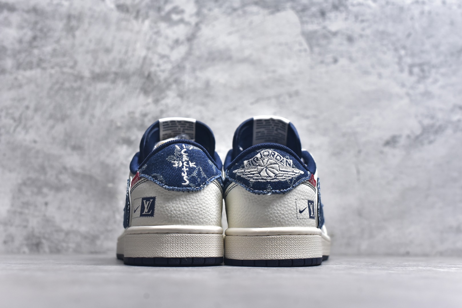 图片[5]-#Travis Scott x Fragment Design x Air Jordan 1 Low OG SP AJ1 乔1 LV联名 蓝牛仔织标 低帮文化休闲板鞋 CX5050-Y16 #多方联名合作融合了Travis Scott 独特的音乐风格，藤原浩个性的设计风格以及Jordan品牌的经典元素 使其成为一双具有独特身份和价值的鞋子 清新而立体的外观加上联名标识更突出了其独特身份 这种配色方案显示出活力和时尚感 在视觉上引人注目 鞋身的质感和细腻的细节处理使其显得高端而格调十足 这款“倒钩”联名是设计与创意完美结合 融合多方的个性风格是一款备受瞩目的潮流鞋款 尺码：36 36.5 37.5 38 38.5 39 40 40.5 41 42 42.5 43 44 44.5 45 9.E5-选品中心