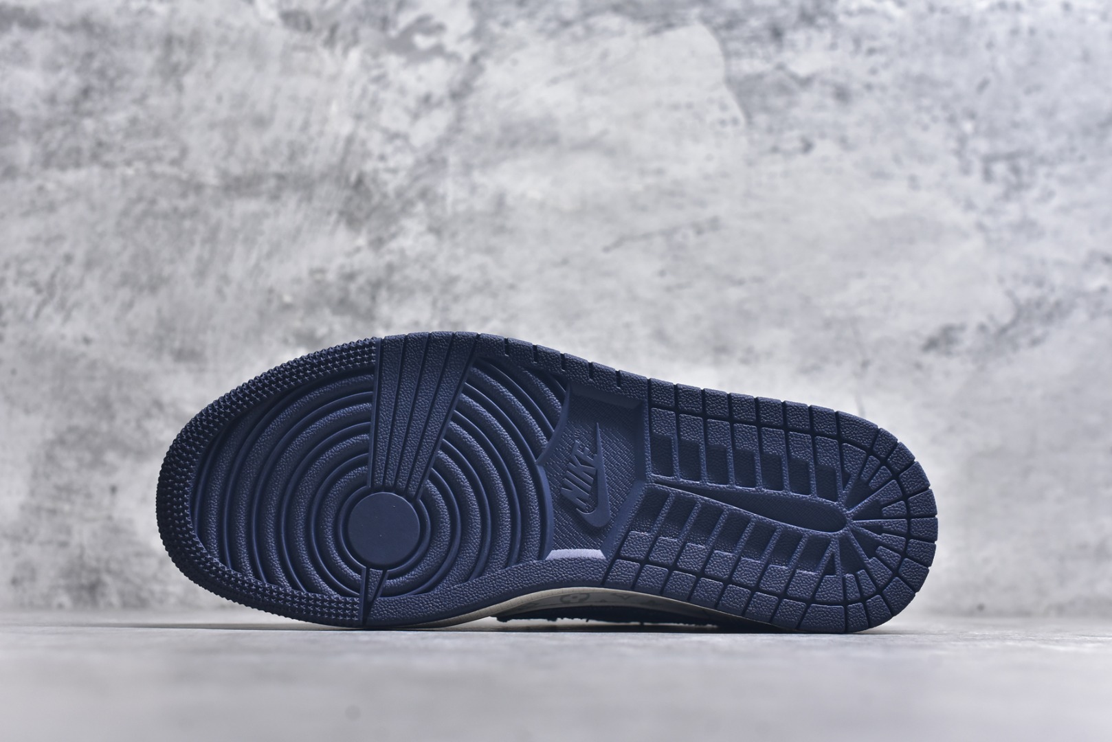 图片[6]-#Travis Scott x Fragment Design x Air Jordan 1 Low OG SP AJ1 乔1 LV联名 蓝牛仔织标 低帮文化休闲板鞋 CX5050-Y16 #多方联名合作融合了Travis Scott 独特的音乐风格，藤原浩个性的设计风格以及Jordan品牌的经典元素 使其成为一双具有独特身份和价值的鞋子 清新而立体的外观加上联名标识更突出了其独特身份 这种配色方案显示出活力和时尚感 在视觉上引人注目 鞋身的质感和细腻的细节处理使其显得高端而格调十足 这款“倒钩”联名是设计与创意完美结合 融合多方的个性风格是一款备受瞩目的潮流鞋款 尺码：36 36.5 37.5 38 38.5 39 40 40.5 41 42 42.5 43 44 44.5 45 9.E5-选品中心