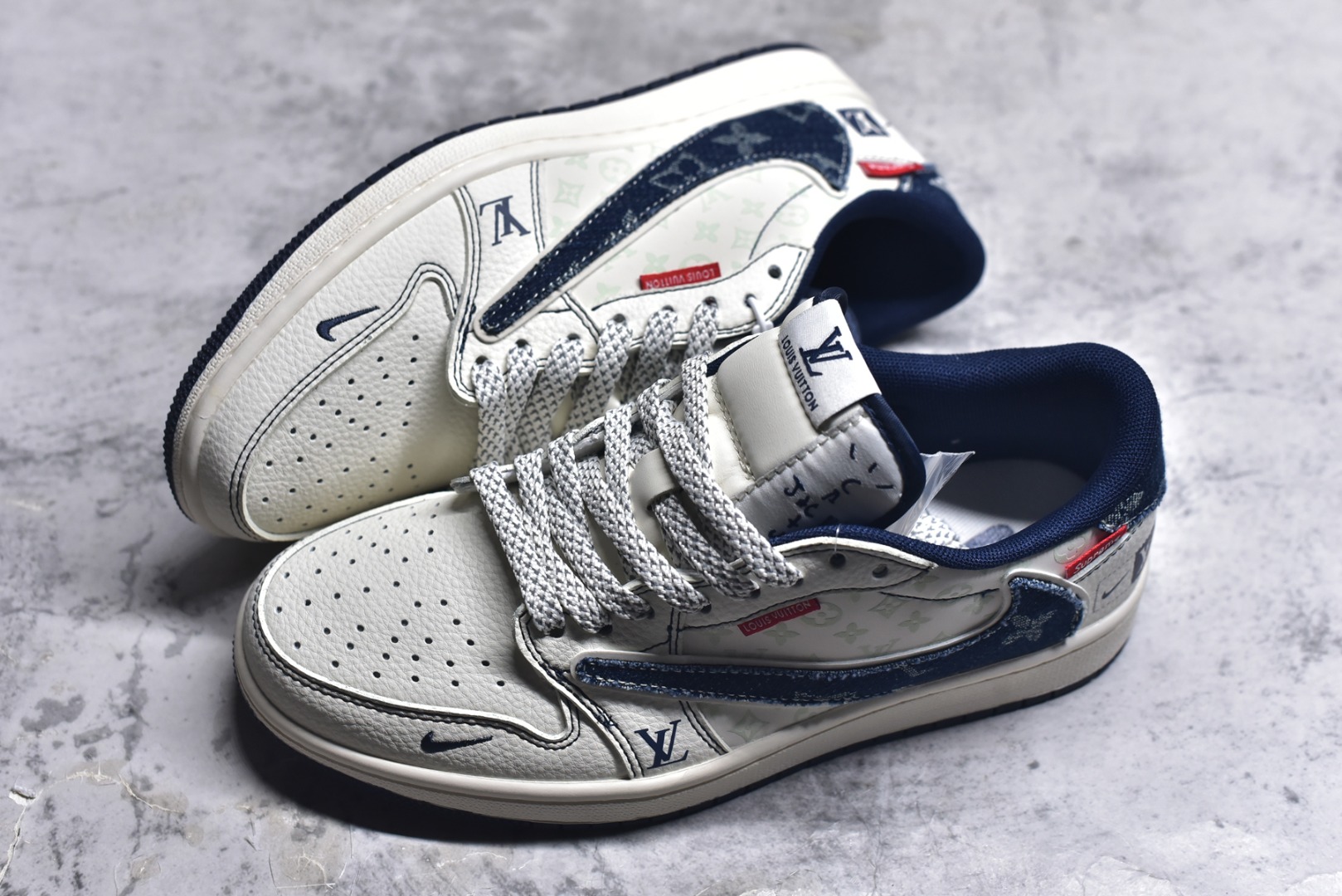 图片[7]-#Travis Scott x Fragment Design x Air Jordan 1 Low OG SP AJ1 乔1 LV联名 蓝牛仔织标 低帮文化休闲板鞋 CX5050-Y16 #多方联名合作融合了Travis Scott 独特的音乐风格，藤原浩个性的设计风格以及Jordan品牌的经典元素 使其成为一双具有独特身份和价值的鞋子 清新而立体的外观加上联名标识更突出了其独特身份 这种配色方案显示出活力和时尚感 在视觉上引人注目 鞋身的质感和细腻的细节处理使其显得高端而格调十足 这款“倒钩”联名是设计与创意完美结合 融合多方的个性风格是一款备受瞩目的潮流鞋款 尺码：36 36.5 37.5 38 38.5 39 40 40.5 41 42 42.5 43 44 44.5 45 9.E5-选品中心