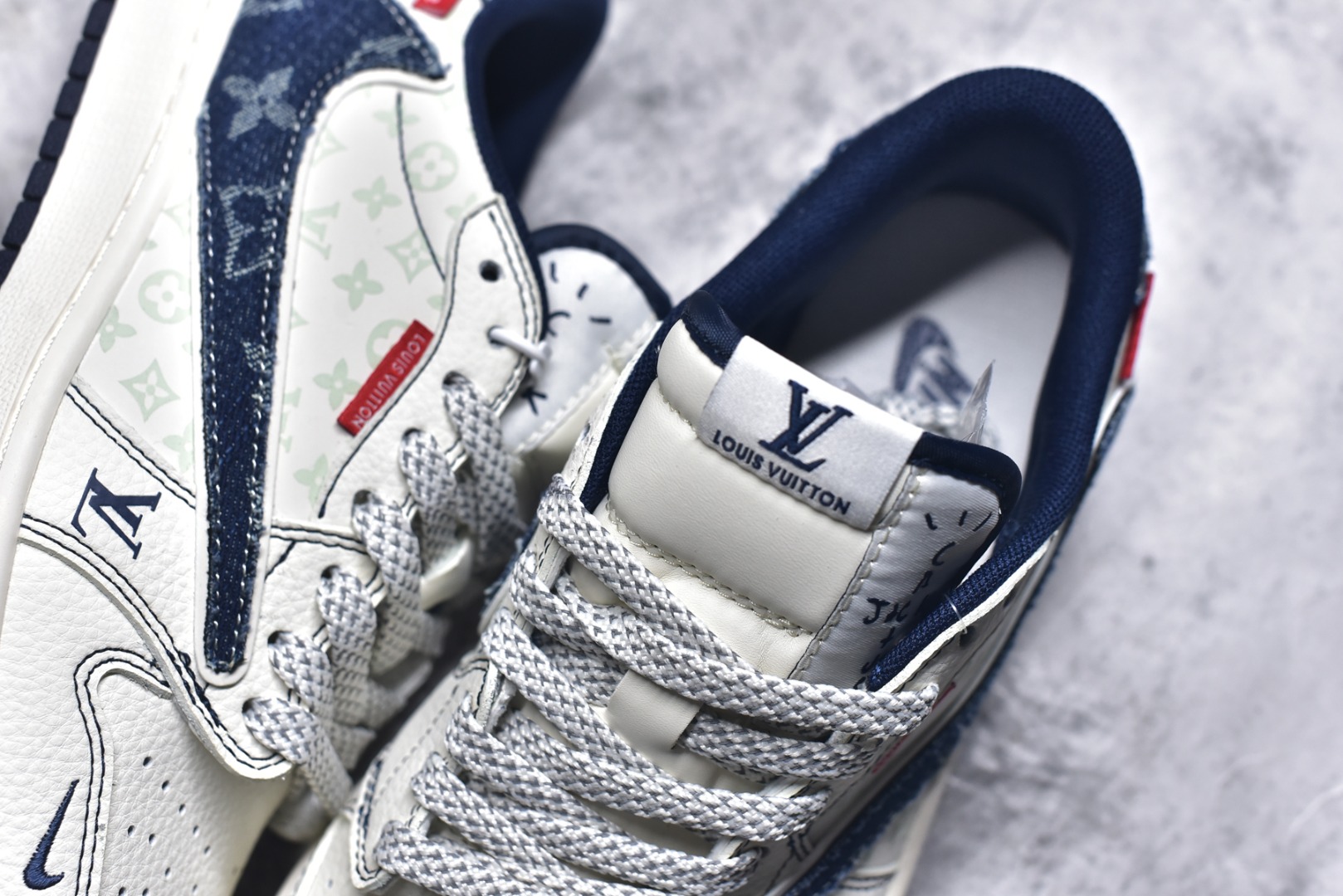 图片[9]-#Travis Scott x Fragment Design x Air Jordan 1 Low OG SP AJ1 乔1 LV联名 蓝牛仔织标 低帮文化休闲板鞋 CX5050-Y16 #多方联名合作融合了Travis Scott 独特的音乐风格，藤原浩个性的设计风格以及Jordan品牌的经典元素 使其成为一双具有独特身份和价值的鞋子 清新而立体的外观加上联名标识更突出了其独特身份 这种配色方案显示出活力和时尚感 在视觉上引人注目 鞋身的质感和细腻的细节处理使其显得高端而格调十足 这款“倒钩”联名是设计与创意完美结合 融合多方的个性风格是一款备受瞩目的潮流鞋款 尺码：36 36.5 37.5 38 38.5 39 40 40.5 41 42 42.5 43 44 44.5 45 9.E5-选品中心