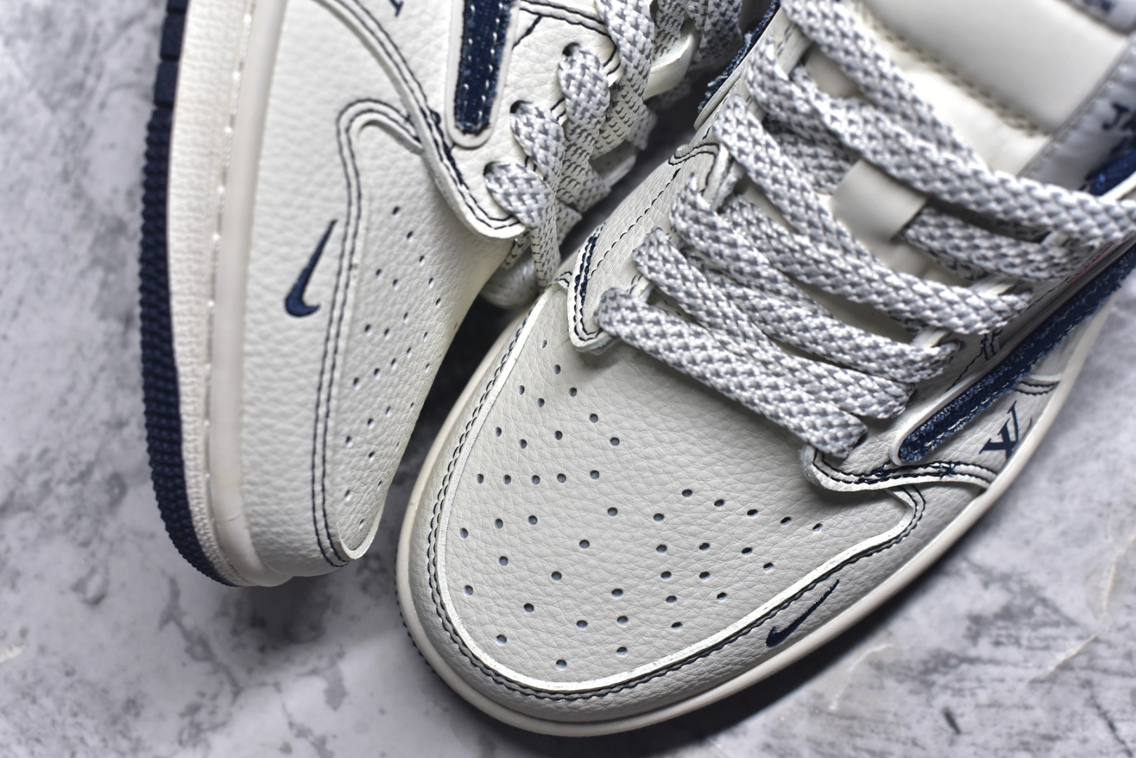 图片[8]-#Travis Scott x Fragment Design x Air Jordan 1 Low OG SP AJ1 乔1 LV联名 蓝牛仔织标 低帮文化休闲板鞋 CX5050-Y16 #多方联名合作融合了Travis Scott 独特的音乐风格，藤原浩个性的设计风格以及Jordan品牌的经典元素 使其成为一双具有独特身份和价值的鞋子 清新而立体的外观加上联名标识更突出了其独特身份 这种配色方案显示出活力和时尚感 在视觉上引人注目 鞋身的质感和细腻的细节处理使其显得高端而格调十足 这款“倒钩”联名是设计与创意完美结合 融合多方的个性风格是一款备受瞩目的潮流鞋款 尺码：36 36.5 37.5 38 38.5 39 40 40.5 41 42 42.5 43 44 44.5 45 9.E5-选品中心