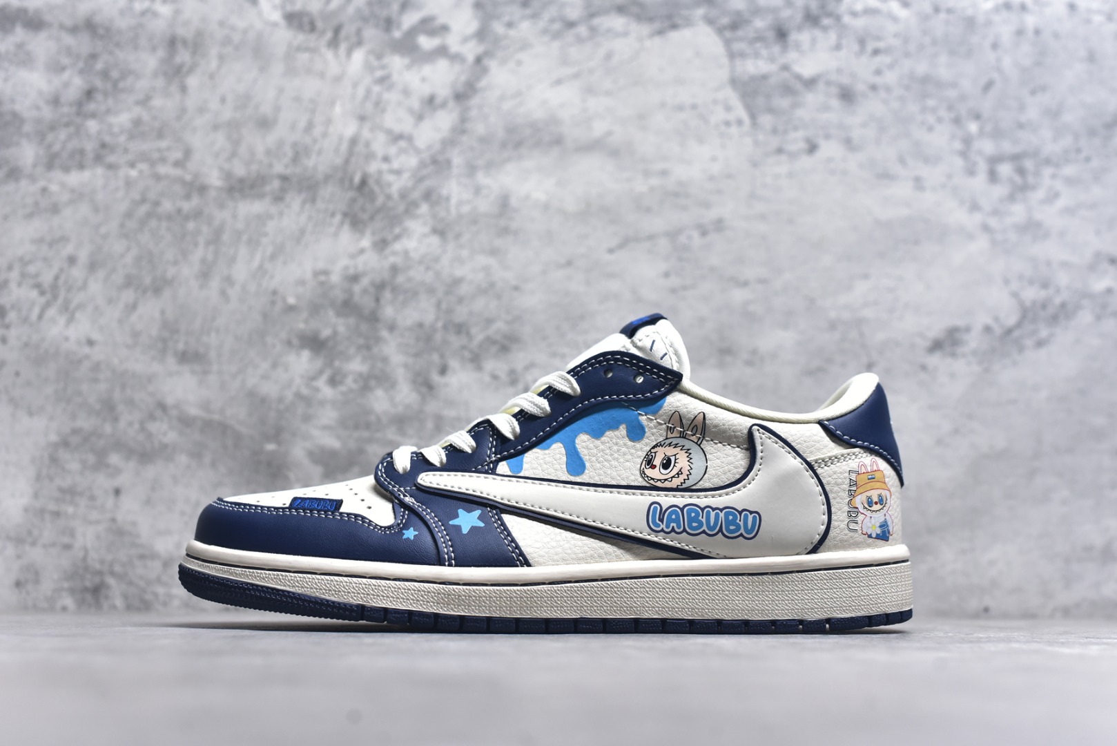 #海外爆款限量发售！Travis Scott x Fragment Design x Jordan Air Jordan 1 Low OG SP “蓝泼墨拉布布” 多方联名合作融合了Travi翻毛蓝勾s Scott 独特的音乐风格，藤原浩个性的设计风格以及Jordan品牌的经典元素 使其成为一双具有独特身份和价值的鞋子 清新而立体的外观加上联名标识更突出了其独特身份 这种配色方案显示出活力和时尚感 在视觉上引人注目 鞋身的质感和细腻的细节处理使其显得高端而格调十足 这款“倒钩”联名是设计与创意完美结合 融合多方的个性风格是一款备受瞩目的潮流鞋款 低帮休闲板鞋 定制鞋盒 大厂纯原品质出货 超高清洁度 皮料切割干净无任何毛边 细节完美 货号：DZ5899-017 尺码：36 36.5 37.5 38 38.5 39 40 40.5 41 42 42.5 43 44 44.5 45-选品中心