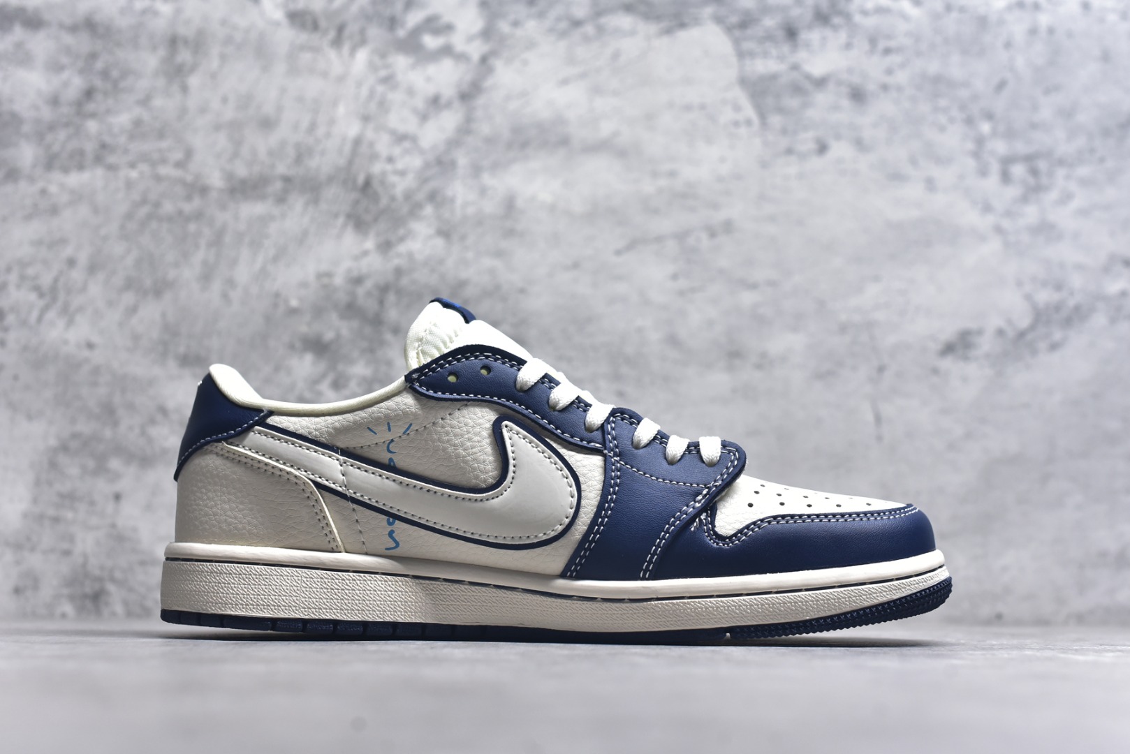 图片[3]-#海外爆款限量发售！Travis Scott x Fragment Design x Jordan Air Jordan 1 Low OG SP “蓝泼墨拉布布” 多方联名合作融合了Travi翻毛蓝勾s Scott 独特的音乐风格，藤原浩个性的设计风格以及Jordan品牌的经典元素 使其成为一双具有独特身份和价值的鞋子 清新而立体的外观加上联名标识更突出了其独特身份 这种配色方案显示出活力和时尚感 在视觉上引人注目 鞋身的质感和细腻的细节处理使其显得高端而格调十足 这款“倒钩”联名是设计与创意完美结合 融合多方的个性风格是一款备受瞩目的潮流鞋款 低帮休闲板鞋 定制鞋盒 大厂纯原品质出货 超高清洁度 皮料切割干净无任何毛边 细节完美 货号：DZ5899-017 尺码：36 36.5 37.5 38 38.5 39 40 40.5 41 42 42.5 43 44 44.5 45-选品中心