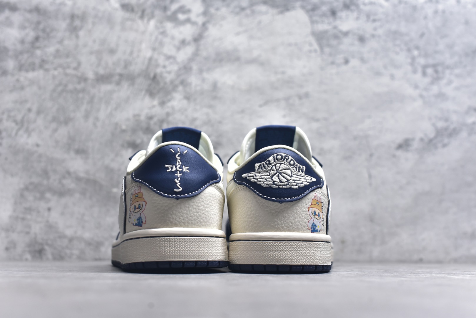 图片[5]-#海外爆款限量发售！Travis Scott x Fragment Design x Jordan Air Jordan 1 Low OG SP “蓝泼墨拉布布” 多方联名合作融合了Travi翻毛蓝勾s Scott 独特的音乐风格，藤原浩个性的设计风格以及Jordan品牌的经典元素 使其成为一双具有独特身份和价值的鞋子 清新而立体的外观加上联名标识更突出了其独特身份 这种配色方案显示出活力和时尚感 在视觉上引人注目 鞋身的质感和细腻的细节处理使其显得高端而格调十足 这款“倒钩”联名是设计与创意完美结合 融合多方的个性风格是一款备受瞩目的潮流鞋款 低帮休闲板鞋 定制鞋盒 大厂纯原品质出货 超高清洁度 皮料切割干净无任何毛边 细节完美 货号：DZ5899-017 尺码：36 36.5 37.5 38 38.5 39 40 40.5 41 42 42.5 43 44 44.5 45-选品中心
