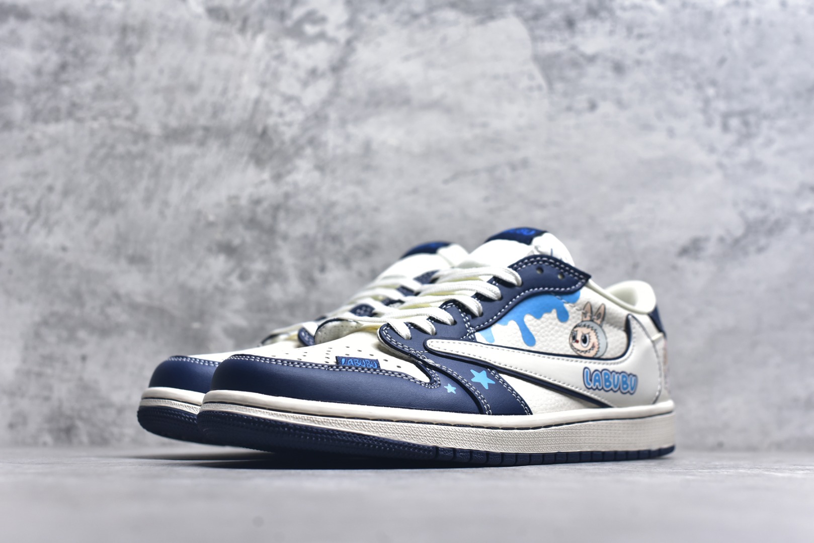 图片[2]-#海外爆款限量发售！Travis Scott x Fragment Design x Jordan Air Jordan 1 Low OG SP “蓝泼墨拉布布” 多方联名合作融合了Travi翻毛蓝勾s Scott 独特的音乐风格，藤原浩个性的设计风格以及Jordan品牌的经典元素 使其成为一双具有独特身份和价值的鞋子 清新而立体的外观加上联名标识更突出了其独特身份 这种配色方案显示出活力和时尚感 在视觉上引人注目 鞋身的质感和细腻的细节处理使其显得高端而格调十足 这款“倒钩”联名是设计与创意完美结合 融合多方的个性风格是一款备受瞩目的潮流鞋款 低帮休闲板鞋 定制鞋盒 大厂纯原品质出货 超高清洁度 皮料切割干净无任何毛边 细节完美 货号：DZ5899-017 尺码：36 36.5 37.5 38 38.5 39 40 40.5 41 42 42.5 43 44 44.5 45-选品中心