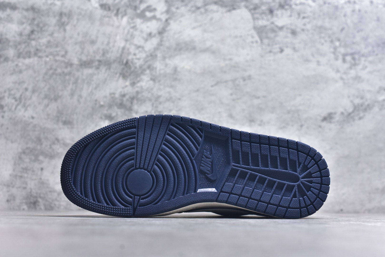 图片[6]-#海外爆款限量发售！Travis Scott x Fragment Design x Jordan Air Jordan 1 Low OG SP “蓝泼墨拉布布” 多方联名合作融合了Travi翻毛蓝勾s Scott 独特的音乐风格，藤原浩个性的设计风格以及Jordan品牌的经典元素 使其成为一双具有独特身份和价值的鞋子 清新而立体的外观加上联名标识更突出了其独特身份 这种配色方案显示出活力和时尚感 在视觉上引人注目 鞋身的质感和细腻的细节处理使其显得高端而格调十足 这款“倒钩”联名是设计与创意完美结合 融合多方的个性风格是一款备受瞩目的潮流鞋款 低帮休闲板鞋 定制鞋盒 大厂纯原品质出货 超高清洁度 皮料切割干净无任何毛边 细节完美 货号：DZ5899-017 尺码：36 36.5 37.5 38 38.5 39 40 40.5 41 42 42.5 43 44 44.5 45-选品中心