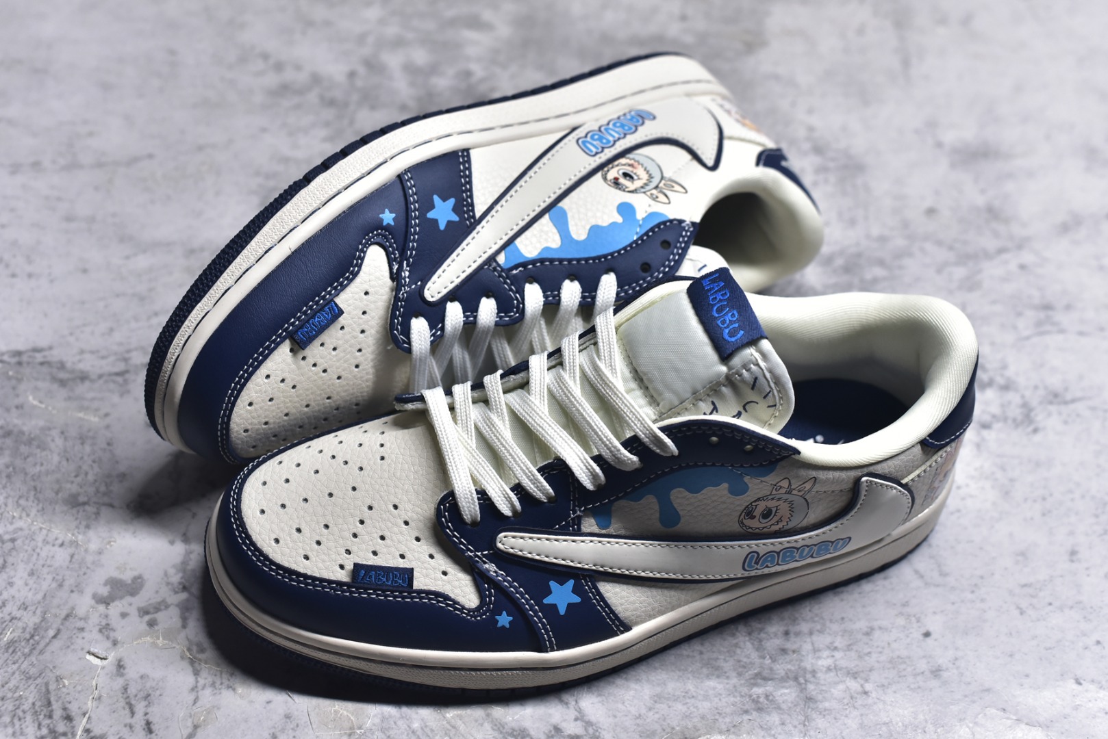 图片[7]-#海外爆款限量发售！Travis Scott x Fragment Design x Jordan Air Jordan 1 Low OG SP “蓝泼墨拉布布” 多方联名合作融合了Travi翻毛蓝勾s Scott 独特的音乐风格，藤原浩个性的设计风格以及Jordan品牌的经典元素 使其成为一双具有独特身份和价值的鞋子 清新而立体的外观加上联名标识更突出了其独特身份 这种配色方案显示出活力和时尚感 在视觉上引人注目 鞋身的质感和细腻的细节处理使其显得高端而格调十足 这款“倒钩”联名是设计与创意完美结合 融合多方的个性风格是一款备受瞩目的潮流鞋款 低帮休闲板鞋 定制鞋盒 大厂纯原品质出货 超高清洁度 皮料切割干净无任何毛边 细节完美 货号：DZ5899-017 尺码：36 36.5 37.5 38 38.5 39 40 40.5 41 42 42.5 43 44 44.5 45-选品中心
