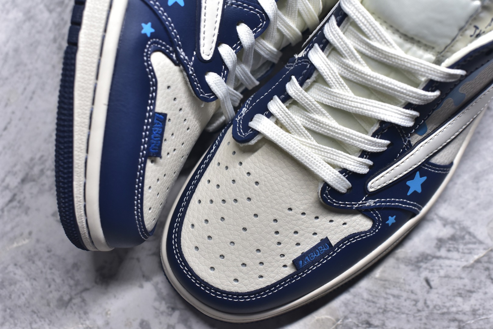 图片[8]-#海外爆款限量发售！Travis Scott x Fragment Design x Jordan Air Jordan 1 Low OG SP “蓝泼墨拉布布” 多方联名合作融合了Travi翻毛蓝勾s Scott 独特的音乐风格，藤原浩个性的设计风格以及Jordan品牌的经典元素 使其成为一双具有独特身份和价值的鞋子 清新而立体的外观加上联名标识更突出了其独特身份 这种配色方案显示出活力和时尚感 在视觉上引人注目 鞋身的质感和细腻的细节处理使其显得高端而格调十足 这款“倒钩”联名是设计与创意完美结合 融合多方的个性风格是一款备受瞩目的潮流鞋款 低帮休闲板鞋 定制鞋盒 大厂纯原品质出货 超高清洁度 皮料切割干净无任何毛边 细节完美 货号：DZ5899-017 尺码：36 36.5 37.5 38 38.5 39 40 40.5 41 42 42.5 43 44 44.5 45-选品中心