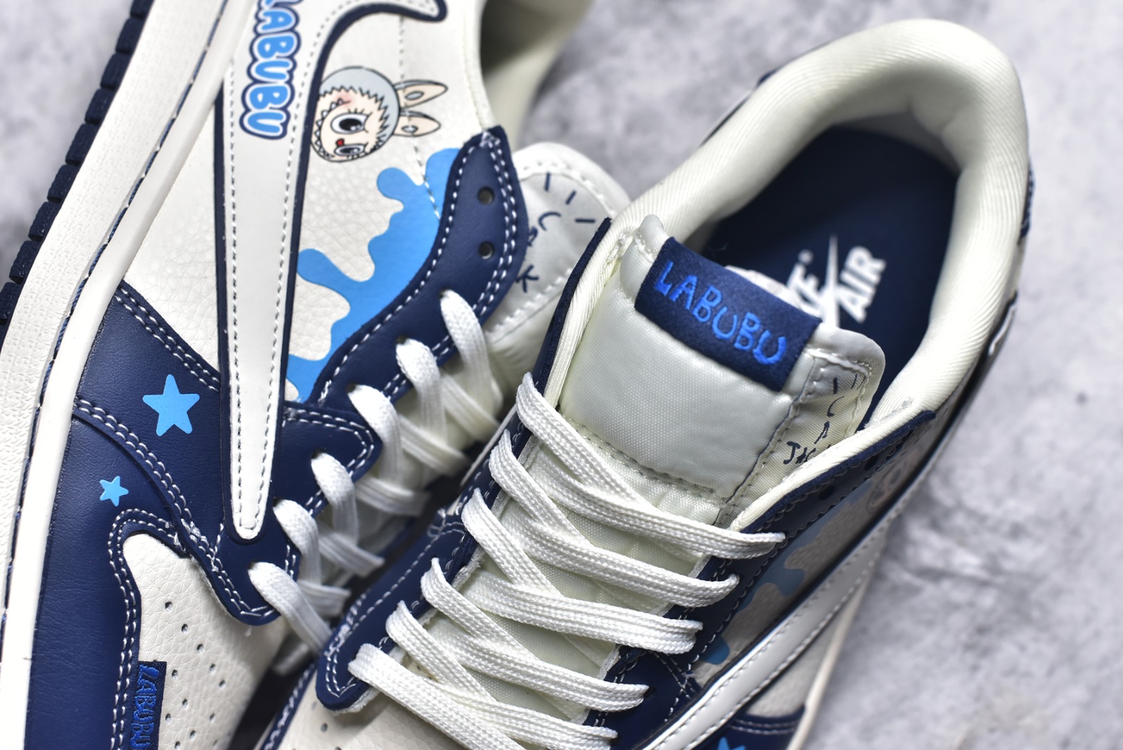 图片[9]-#海外爆款限量发售！Travis Scott x Fragment Design x Jordan Air Jordan 1 Low OG SP “蓝泼墨拉布布” 多方联名合作融合了Travi翻毛蓝勾s Scott 独特的音乐风格，藤原浩个性的设计风格以及Jordan品牌的经典元素 使其成为一双具有独特身份和价值的鞋子 清新而立体的外观加上联名标识更突出了其独特身份 这种配色方案显示出活力和时尚感 在视觉上引人注目 鞋身的质感和细腻的细节处理使其显得高端而格调十足 这款“倒钩”联名是设计与创意完美结合 融合多方的个性风格是一款备受瞩目的潮流鞋款 低帮休闲板鞋 定制鞋盒 大厂纯原品质出货 超高清洁度 皮料切割干净无任何毛边 细节完美 货号：DZ5899-017 尺码：36 36.5 37.5 38 38.5 39 40 40.5 41 42 42.5 43 44 44.5 45-选品中心