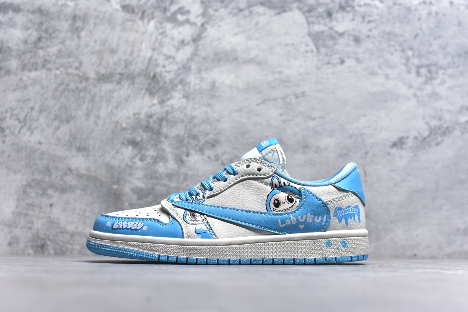 #Travis Scott x Fragment Design x Air Jordan 1 Low OG SP AJ1 乔1 米蓝色 低帮文化休闲板鞋 JW1188-165 #多方联名合作融合了Travis Scott 独特的音乐风格，藤原浩个性的设计风格以及Jordan品牌的经典元素 使其成为一双具有独特身份和价值的鞋子 清新而立体的外观加上联名标识更突出了其独特身份 这种配色方案显示出活力和时尚感 在视觉上引人注目 鞋身的质感和细腻的细节处理使其显得高端而格调十足 这款“倒钩”联名是设计与创意完美结合 融合多方的个性风格是一款备受瞩目的潮流鞋款 尺码：36 36.5 37.5 38 38.5 39 40 40.5 41 42 42.5 43 44 44.5 45 9.E5-选品中心