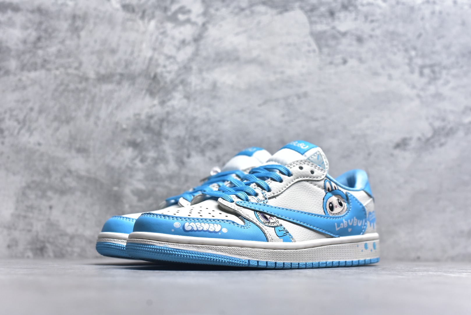 图片[2]-#Travis Scott x Fragment Design x Air Jordan 1 Low OG SP AJ1 乔1 米蓝色 低帮文化休闲板鞋 JW1188-165 #多方联名合作融合了Travis Scott 独特的音乐风格，藤原浩个性的设计风格以及Jordan品牌的经典元素 使其成为一双具有独特身份和价值的鞋子 清新而立体的外观加上联名标识更突出了其独特身份 这种配色方案显示出活力和时尚感 在视觉上引人注目 鞋身的质感和细腻的细节处理使其显得高端而格调十足 这款“倒钩”联名是设计与创意完美结合 融合多方的个性风格是一款备受瞩目的潮流鞋款 尺码：36 36.5 37.5 38 38.5 39 40 40.5 41 42 42.5 43 44 44.5 45 9.E5-选品中心