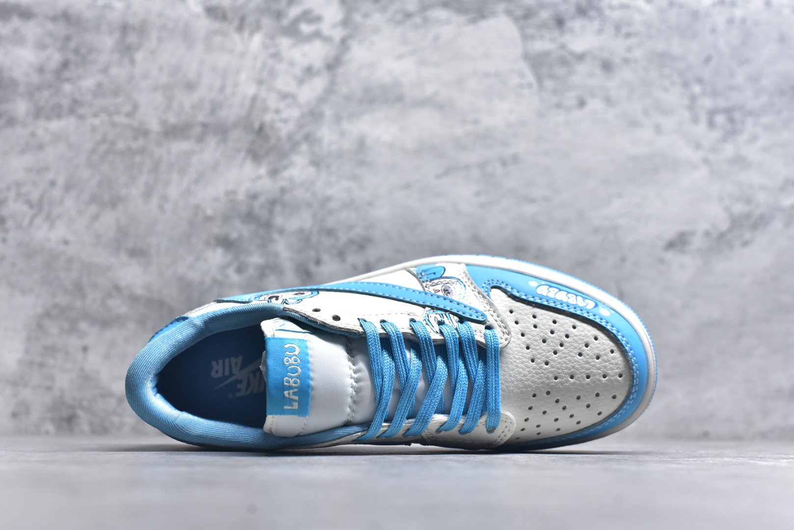 图片[4]-#Travis Scott x Fragment Design x Air Jordan 1 Low OG SP AJ1 乔1 米蓝色 低帮文化休闲板鞋 JW1188-165 #多方联名合作融合了Travis Scott 独特的音乐风格，藤原浩个性的设计风格以及Jordan品牌的经典元素 使其成为一双具有独特身份和价值的鞋子 清新而立体的外观加上联名标识更突出了其独特身份 这种配色方案显示出活力和时尚感 在视觉上引人注目 鞋身的质感和细腻的细节处理使其显得高端而格调十足 这款“倒钩”联名是设计与创意完美结合 融合多方的个性风格是一款备受瞩目的潮流鞋款 尺码：36 36.5 37.5 38 38.5 39 40 40.5 41 42 42.5 43 44 44.5 45 9.E5-选品中心