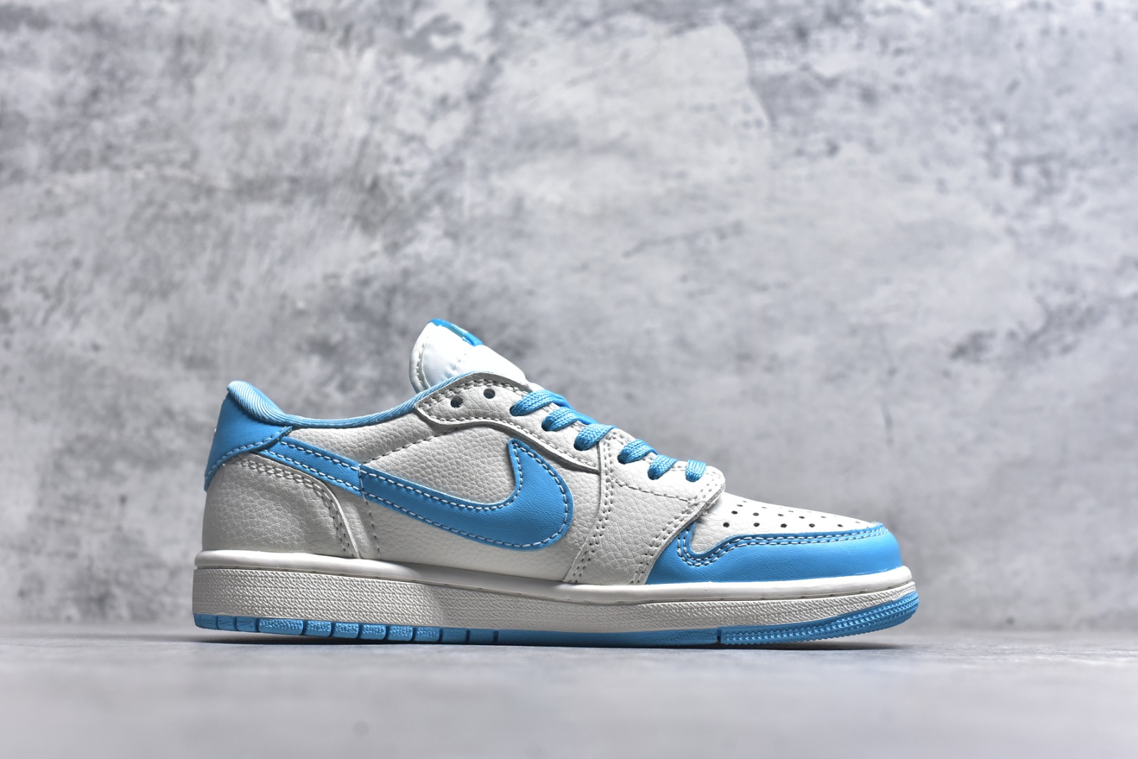 图片[3]-#Travis Scott x Fragment Design x Air Jordan 1 Low OG SP AJ1 乔1 米蓝色 低帮文化休闲板鞋 JW1188-165 #多方联名合作融合了Travis Scott 独特的音乐风格，藤原浩个性的设计风格以及Jordan品牌的经典元素 使其成为一双具有独特身份和价值的鞋子 清新而立体的外观加上联名标识更突出了其独特身份 这种配色方案显示出活力和时尚感 在视觉上引人注目 鞋身的质感和细腻的细节处理使其显得高端而格调十足 这款“倒钩”联名是设计与创意完美结合 融合多方的个性风格是一款备受瞩目的潮流鞋款 尺码：36 36.5 37.5 38 38.5 39 40 40.5 41 42 42.5 43 44 44.5 45 9.E5-选品中心