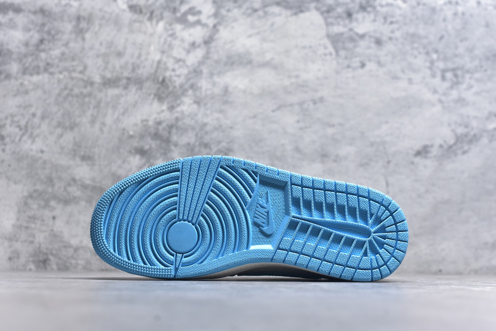 图片[6]-#Travis Scott x Fragment Design x Air Jordan 1 Low OG SP AJ1 乔1 米蓝色 低帮文化休闲板鞋 JW1188-165 #多方联名合作融合了Travis Scott 独特的音乐风格，藤原浩个性的设计风格以及Jordan品牌的经典元素 使其成为一双具有独特身份和价值的鞋子 清新而立体的外观加上联名标识更突出了其独特身份 这种配色方案显示出活力和时尚感 在视觉上引人注目 鞋身的质感和细腻的细节处理使其显得高端而格调十足 这款“倒钩”联名是设计与创意完美结合 融合多方的个性风格是一款备受瞩目的潮流鞋款 尺码：36 36.5 37.5 38 38.5 39 40 40.5 41 42 42.5 43 44 44.5 45 9.E5-选品中心