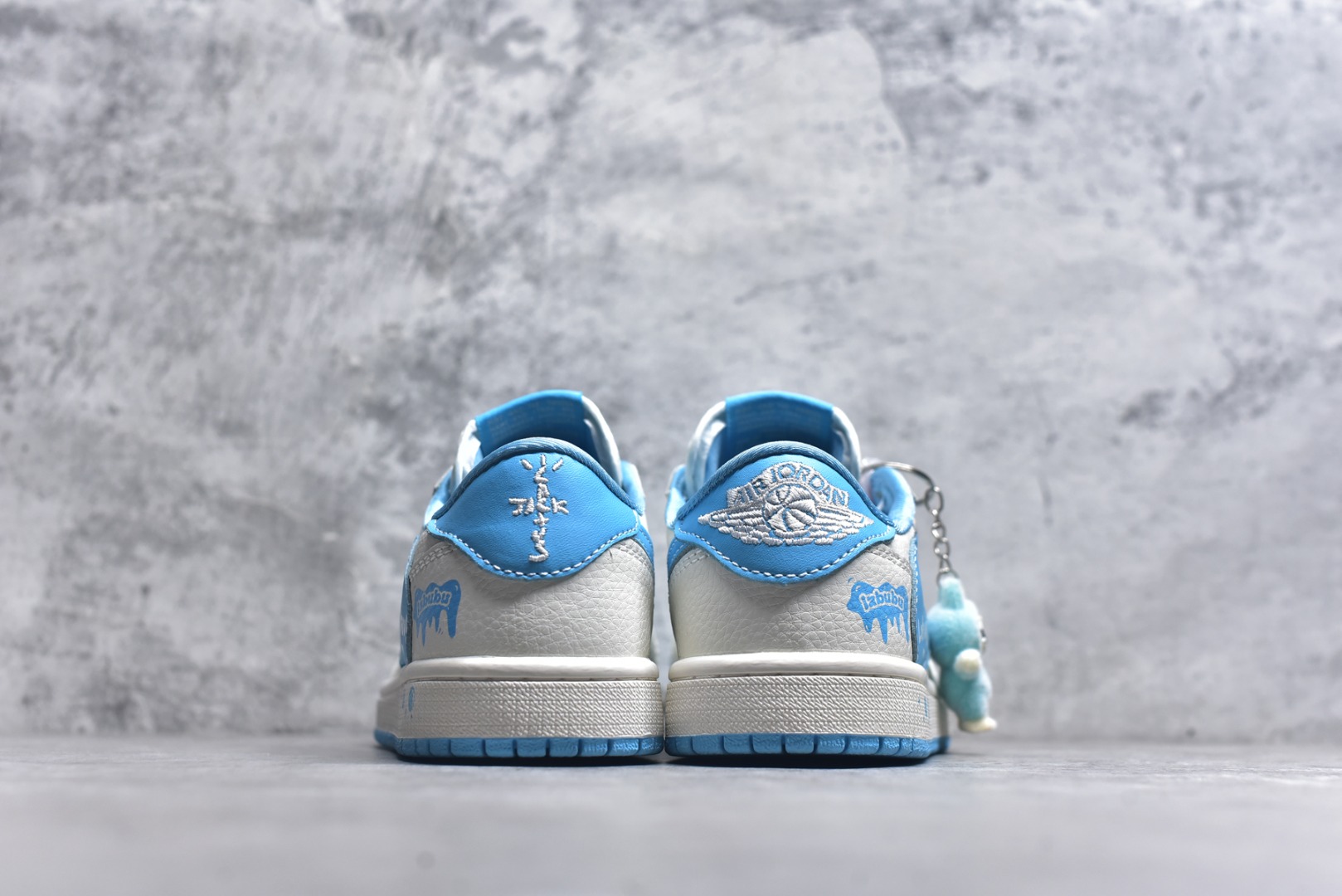 图片[5]-#Travis Scott x Fragment Design x Air Jordan 1 Low OG SP AJ1 乔1 米蓝色 低帮文化休闲板鞋 JW1188-165 #多方联名合作融合了Travis Scott 独特的音乐风格，藤原浩个性的设计风格以及Jordan品牌的经典元素 使其成为一双具有独特身份和价值的鞋子 清新而立体的外观加上联名标识更突出了其独特身份 这种配色方案显示出活力和时尚感 在视觉上引人注目 鞋身的质感和细腻的细节处理使其显得高端而格调十足 这款“倒钩”联名是设计与创意完美结合 融合多方的个性风格是一款备受瞩目的潮流鞋款 尺码：36 36.5 37.5 38 38.5 39 40 40.5 41 42 42.5 43 44 44.5 45 9.E5-选品中心